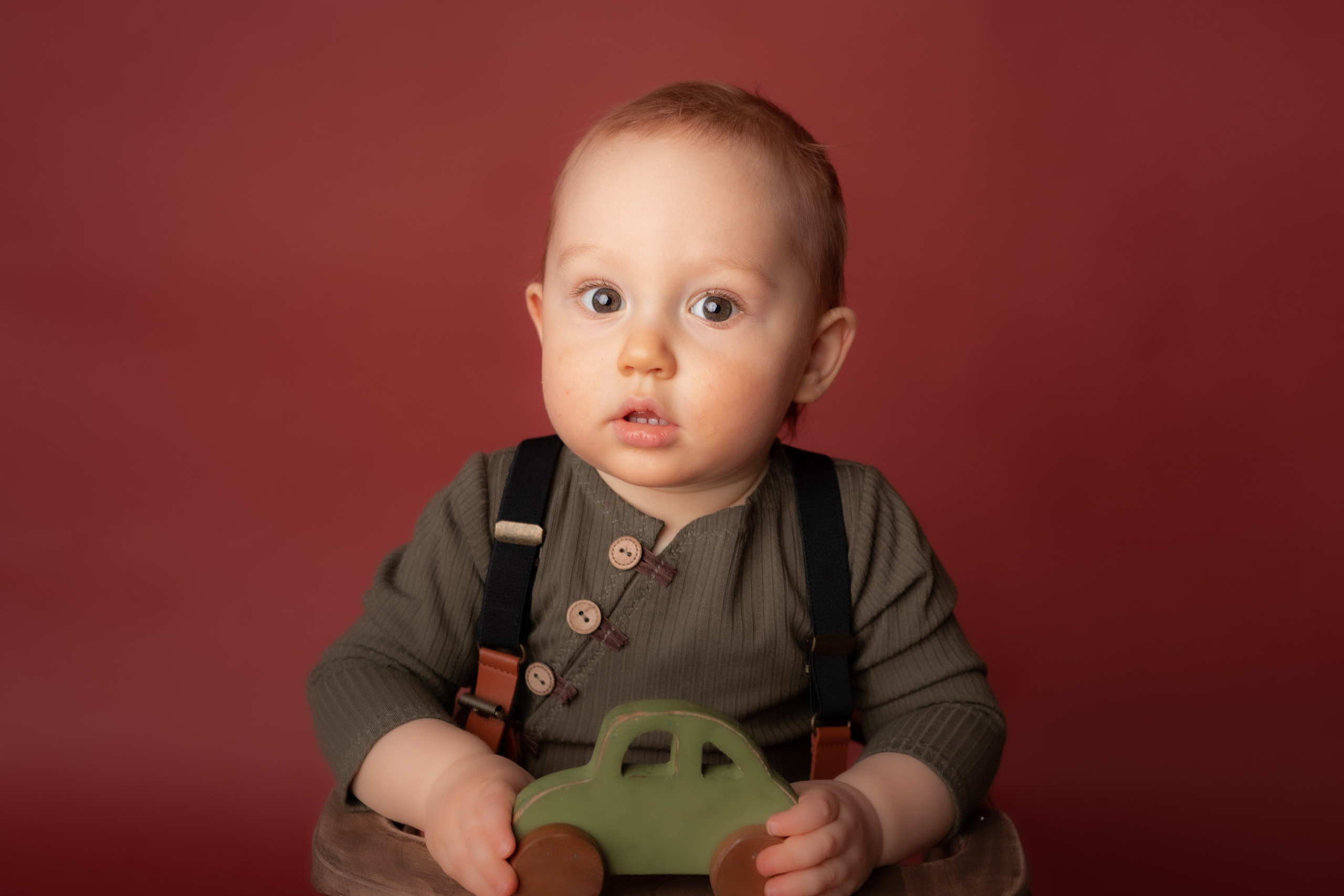 От 9 месяцев  - Фотограф новорожденных: магия детства в каждом снимке. Фотограф новорожденных: волшебные моменты первых дней жизни