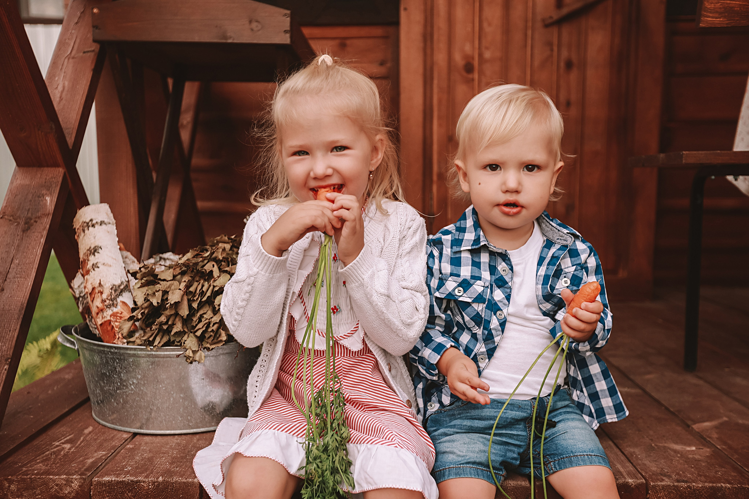 У дома. Семейный фотограф Тюмень, фотограф на роды Салмина Мария