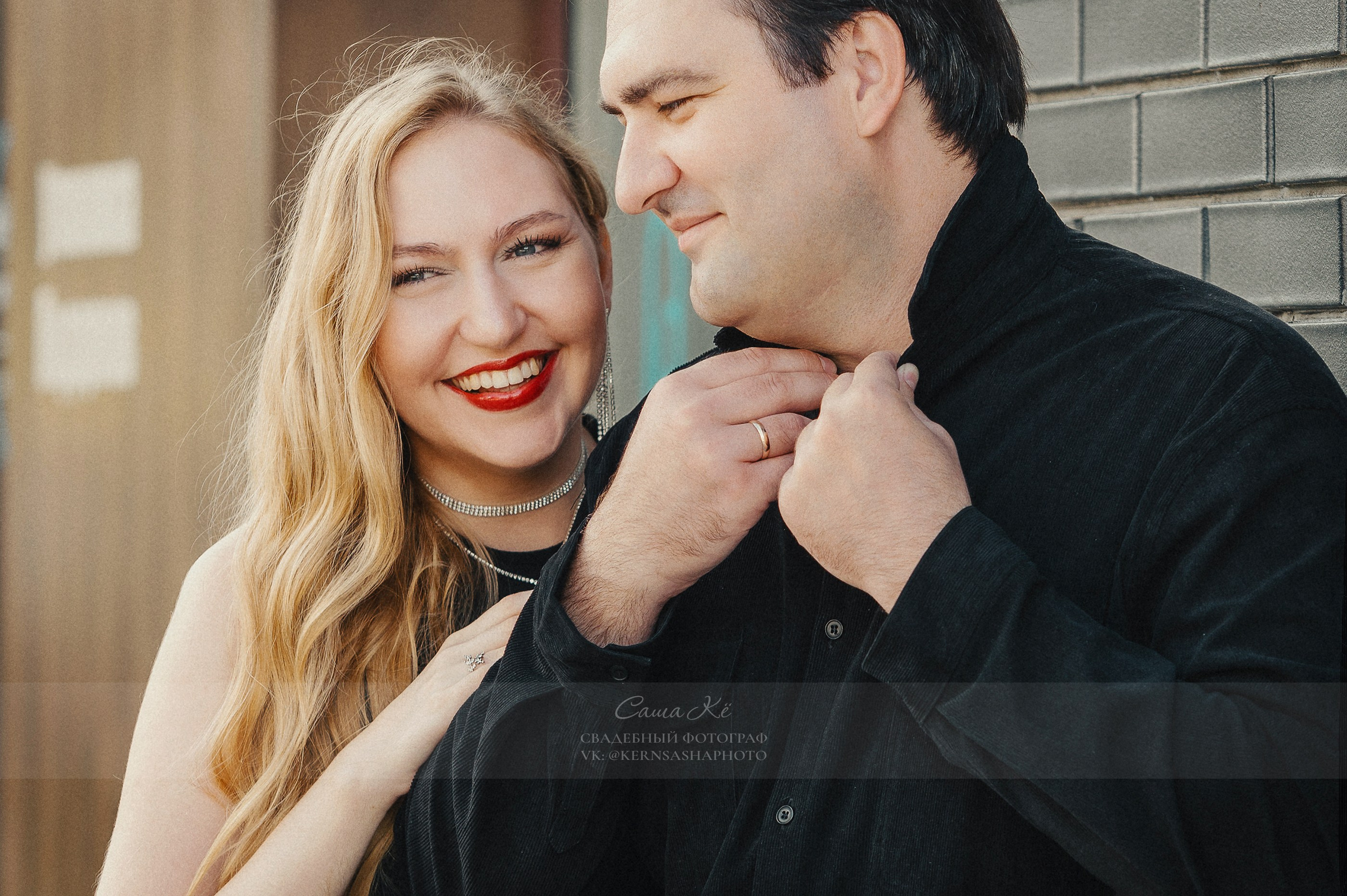 Пара обнимается на фоне архитектуры Новосибирска