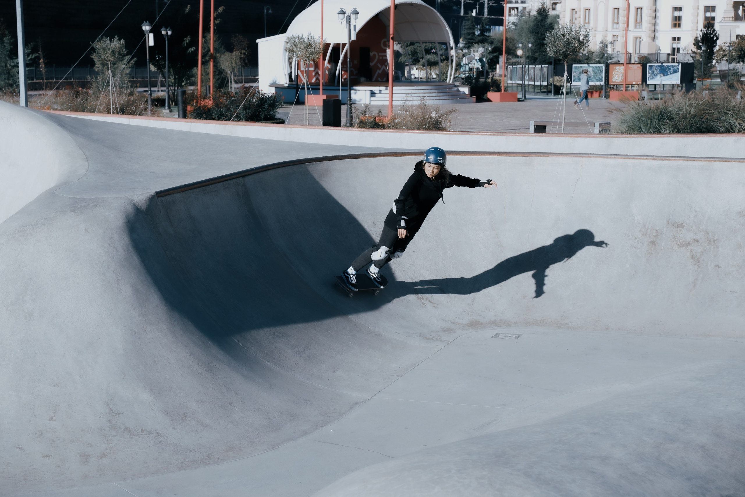 Общее фото проезжающий в скейт парке девушки