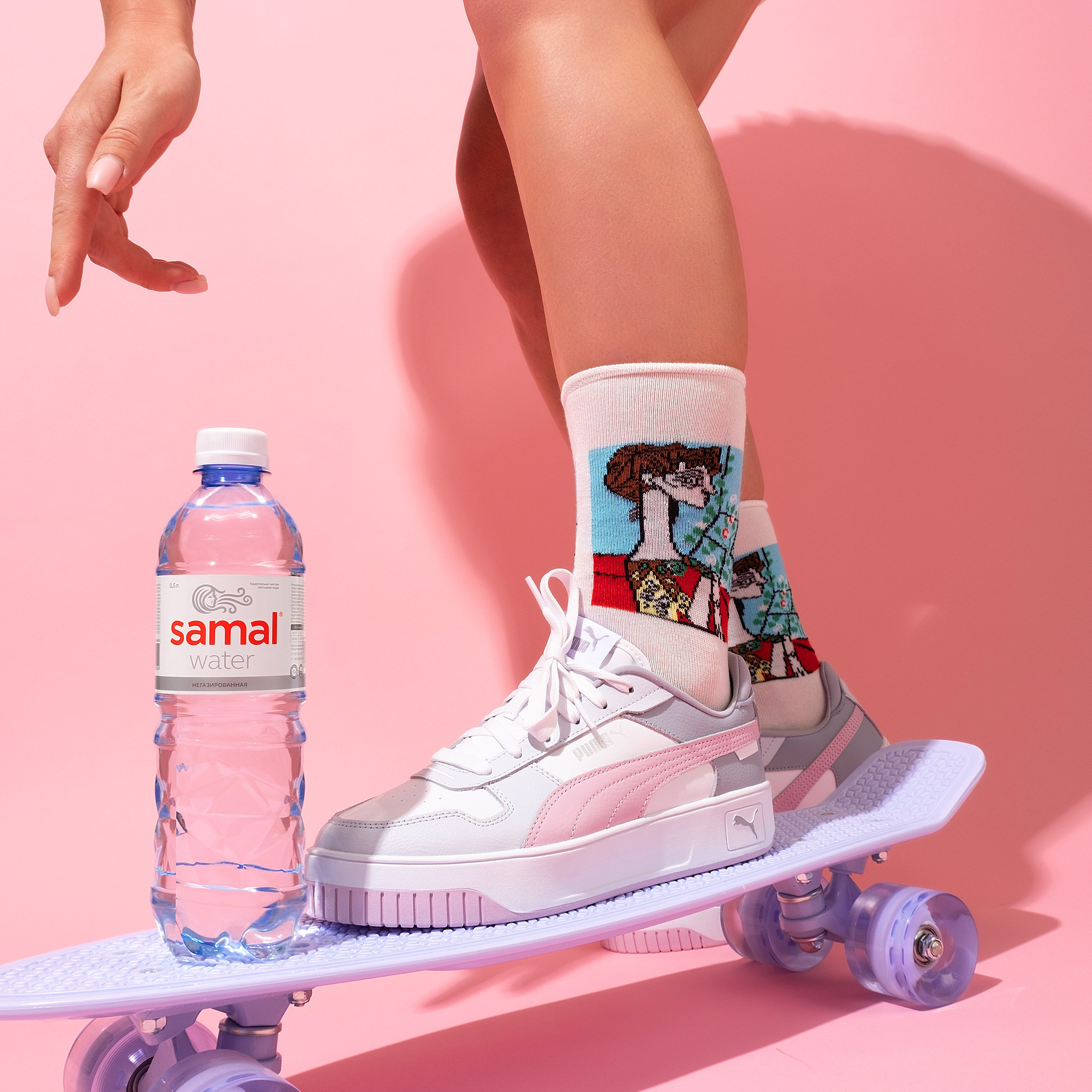бутылка минеральной воды Samal с кроссовками и скейтбордом рекламная предметная фотосъёмка фото для сайта фотосъёмка в Алматы Ринат Каримов Казахстан