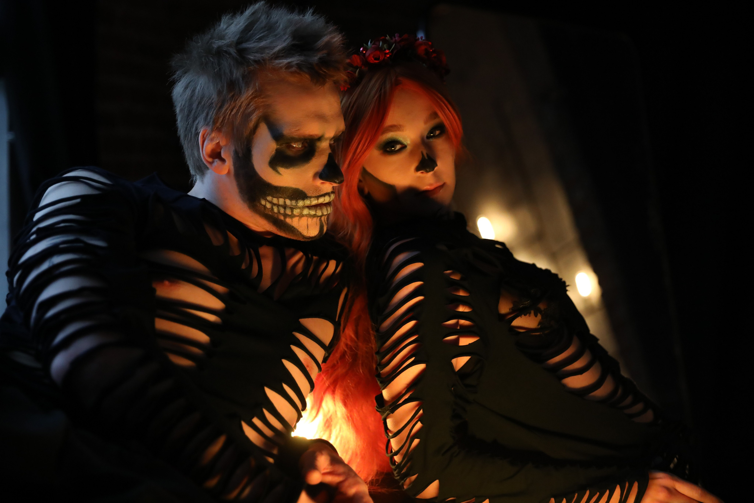 День мертвых хэллуин парень и девушка в гриме скелета вечеринка Рояль