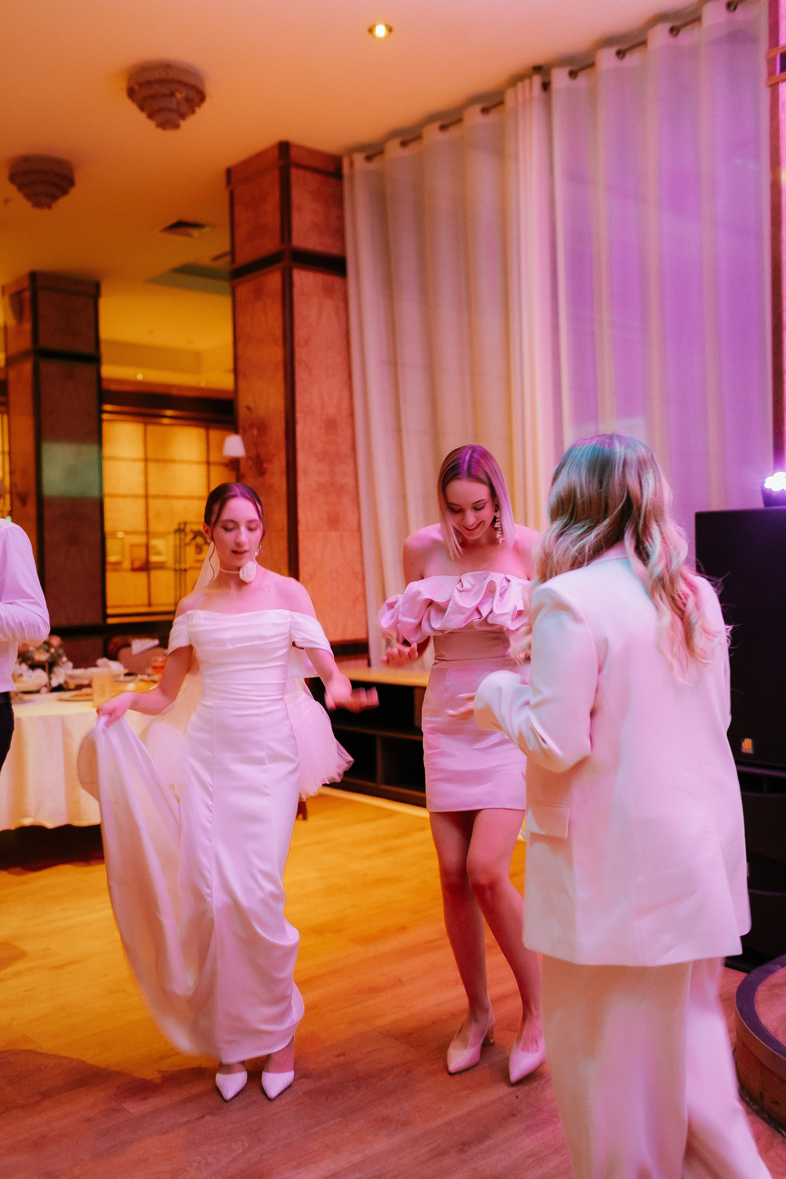 Свадебная осенняя фотосессия Ивана и Лидии в городе. Свадебный и репортажный фотограф в Ярославле и Санкт-Петербурге Роман Микрюков