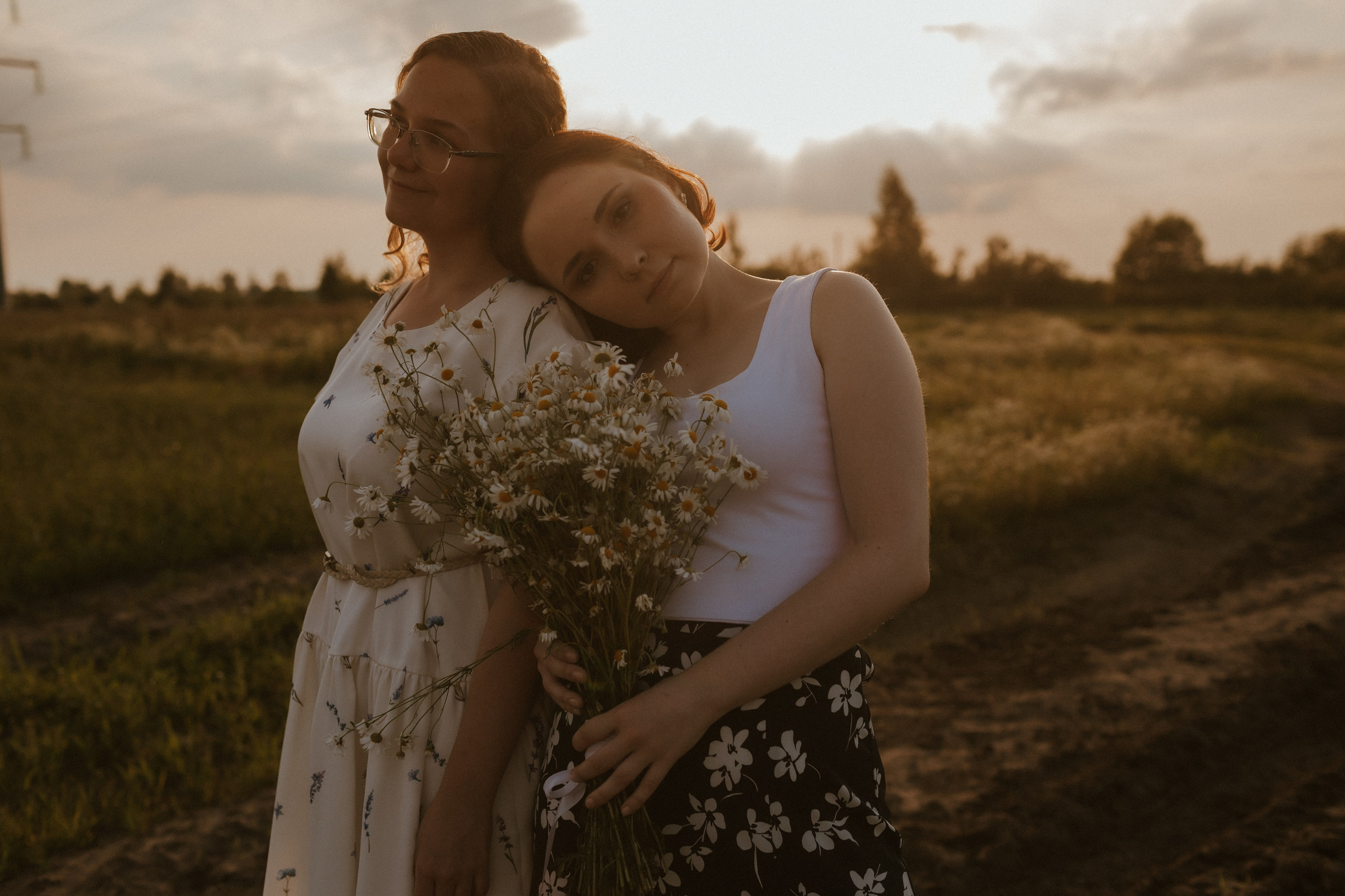 Фотосессия девушек подружек в поле. Свадебный и репортажный фотограф в Ярославле и Санкт-Петербурге Роман Микрюков