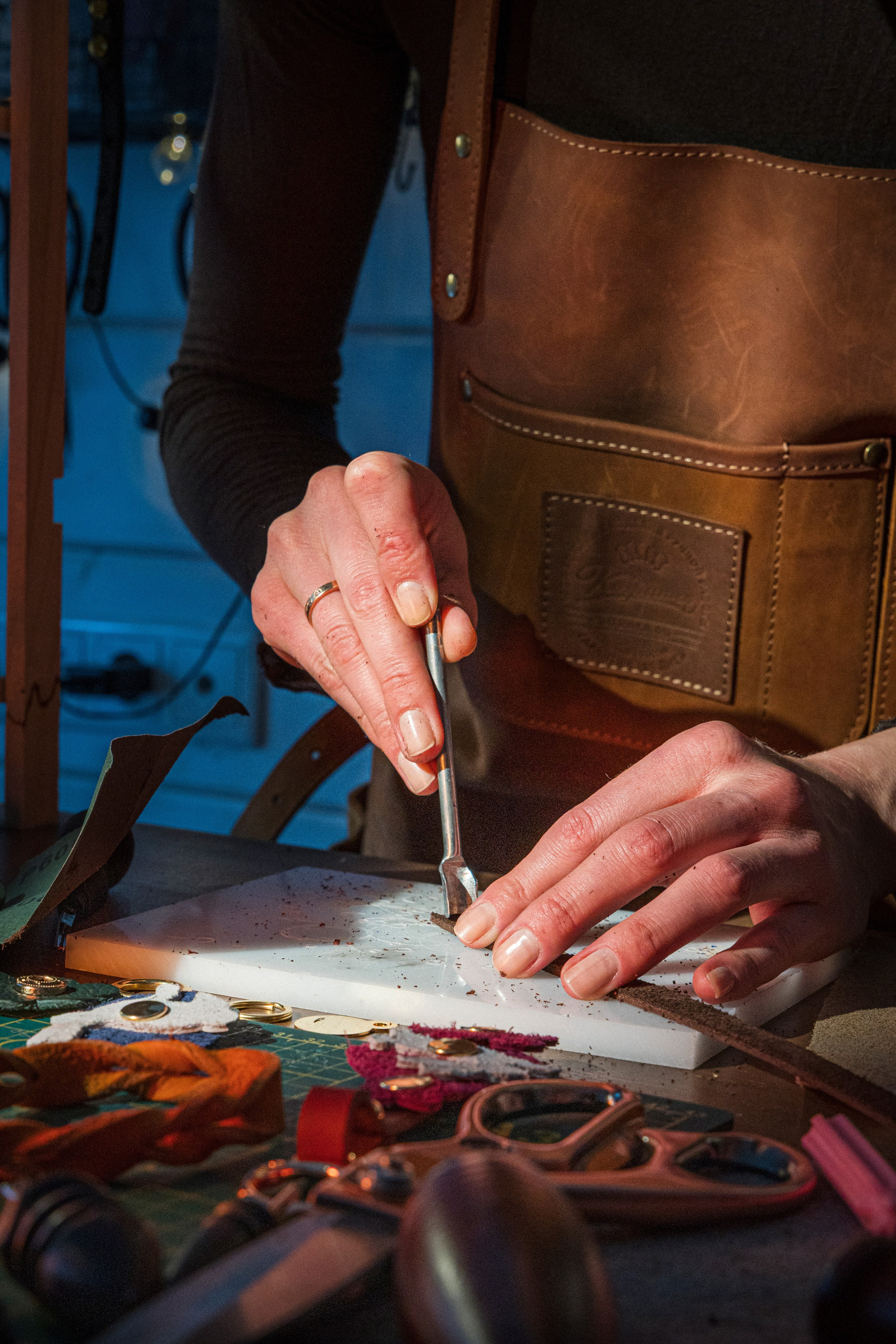 Съёмка рабочего процесса в частной кожевенной мастерской. Андрей Головин | Фотограф в Санкт‑Петербурге Репортаж, реклама, персональная съёмка