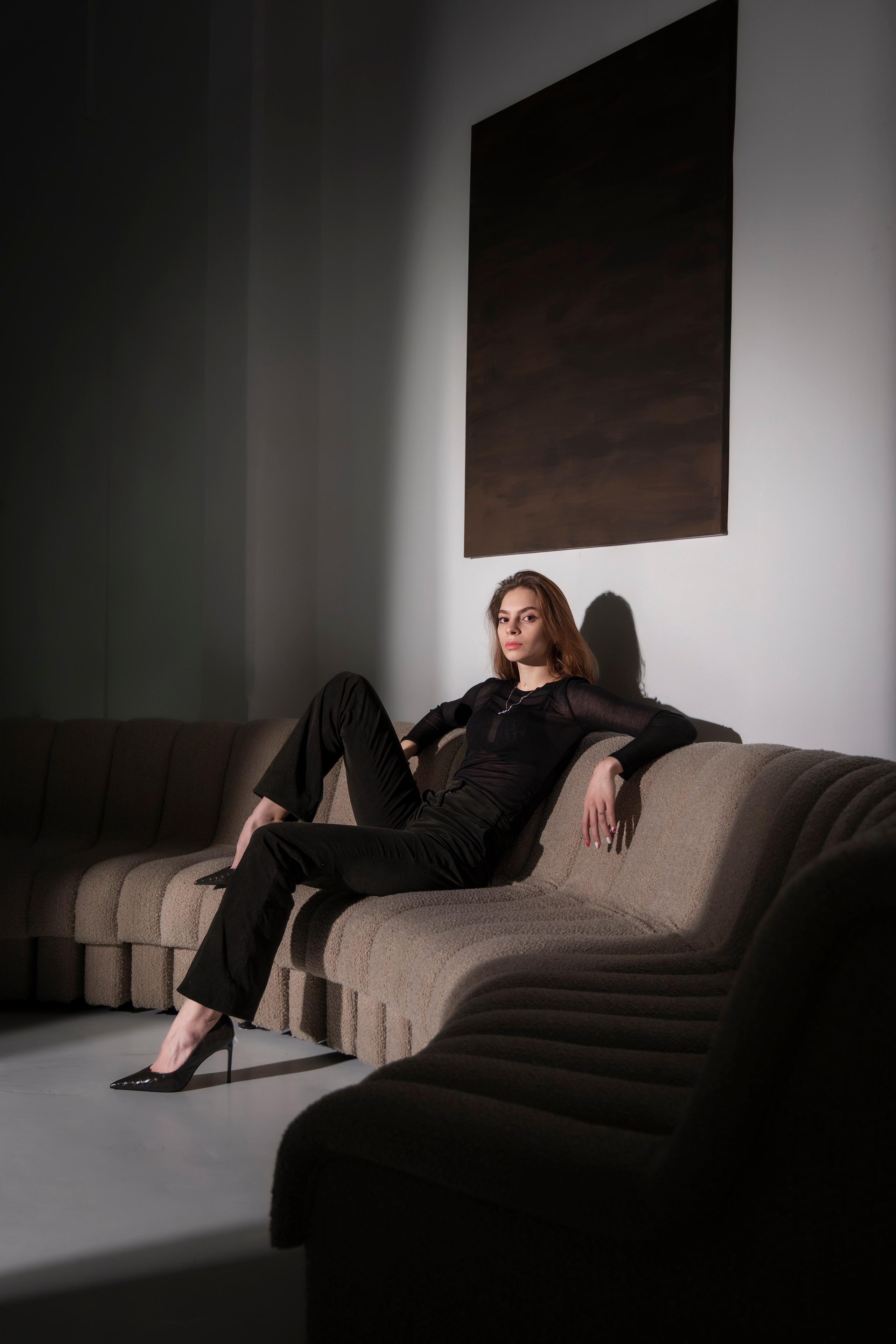 Тёплая семейная съёмка на лугу: родители и дети, полевые цветы, искренний смех.