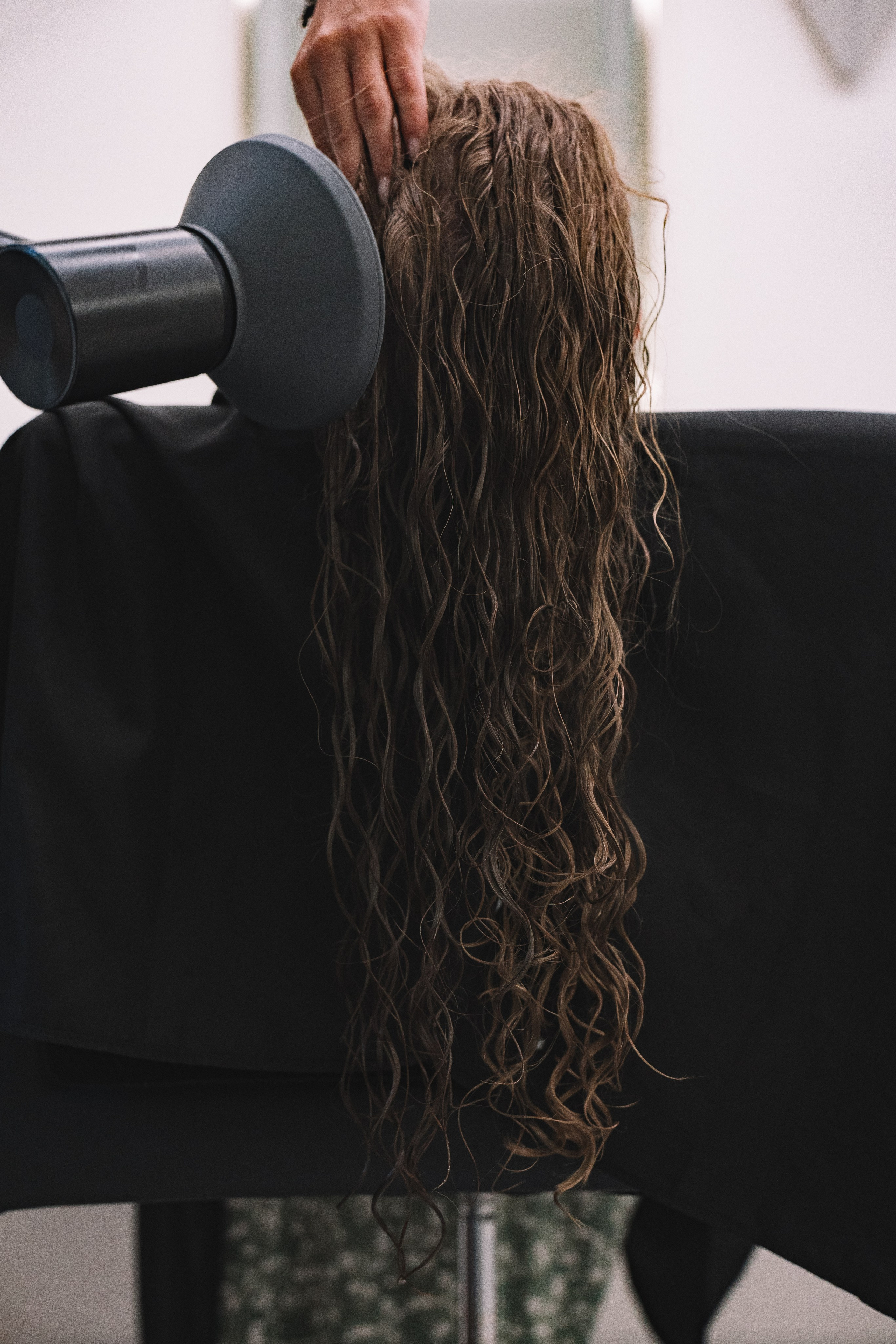 «Girlie» — контент-фотосессия в лучшей парикмахерской Санкт-Петербурга для мастера: Александры. Профессиональный фотограф в Санкт-Петербурге Александр Волосенцев