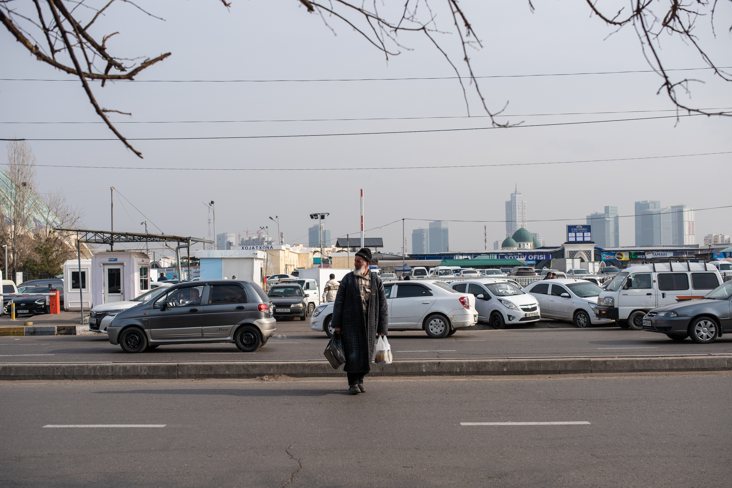 Старец у Чорсу на фоне высоток Ташкента 