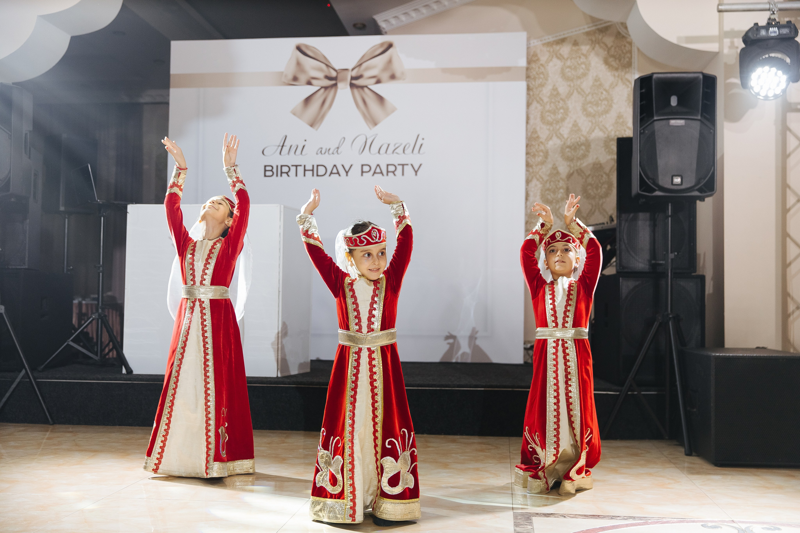 Ани и Назели. 35&5 День рождения, «Янтарь». Фотограф в Красноярске Надежда Воскресенская