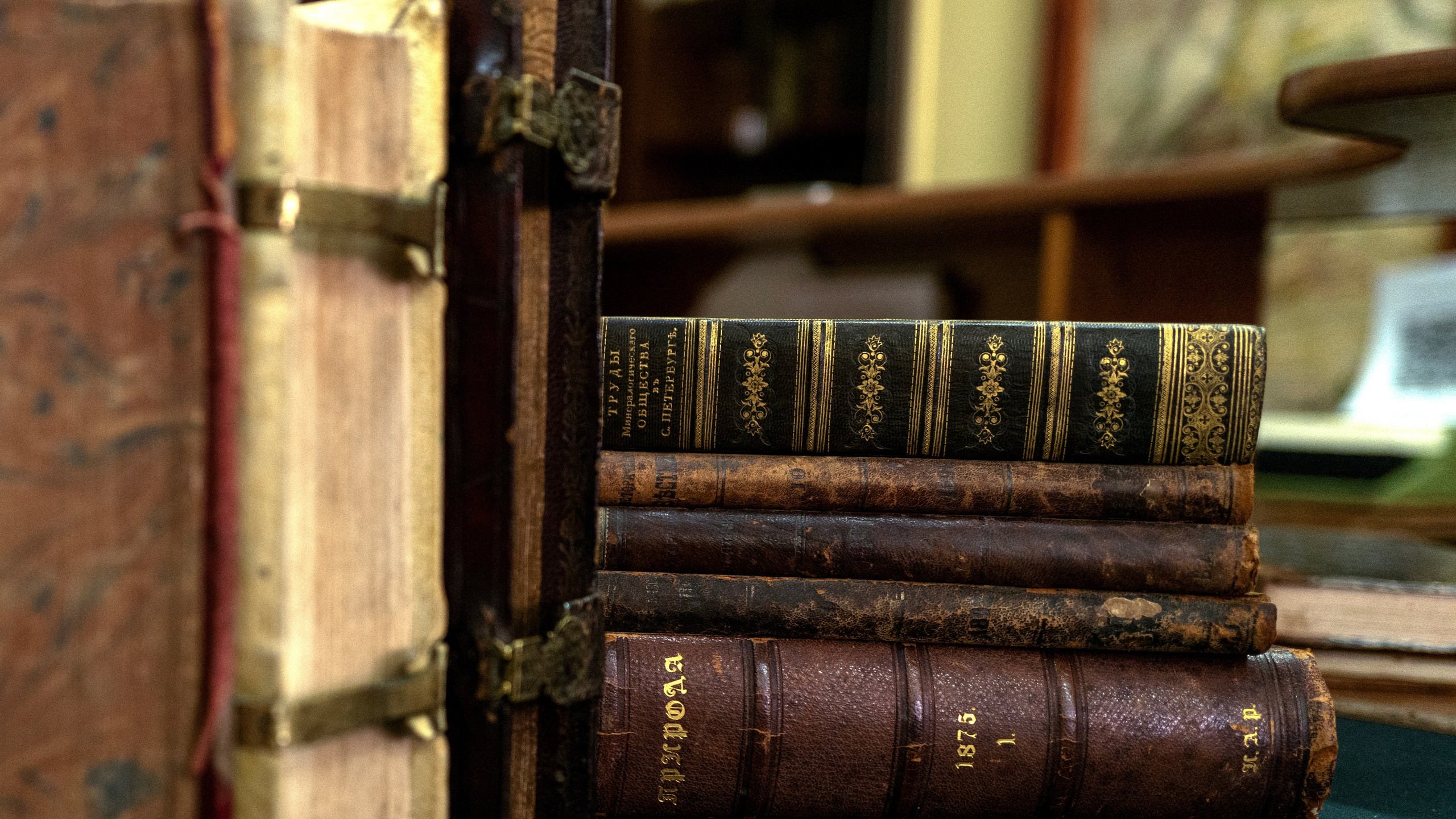 редкие книги, библиомания, книголюб, библиотека, Астрахань, научная библиотека, историческая книга, печатная книга, иллюстрация, библиотека имени Крупской, образование, чтение, старинная книга, необычная книга