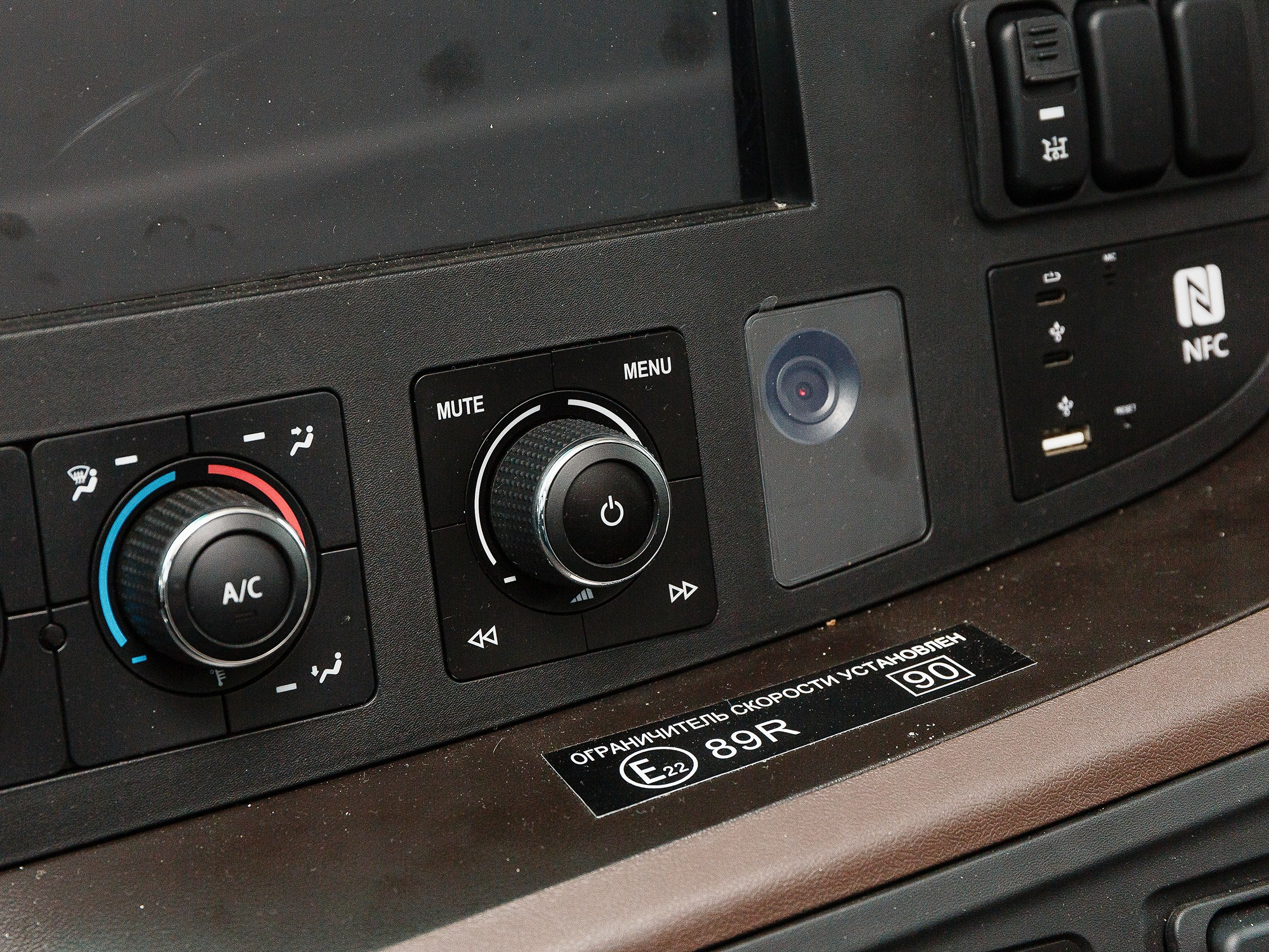 Профессиональная съёмка легковых автомобилей и большегрузов для продажи и контента. Выездная фотосессия спецтехники в Санкт-Петербурге. Репортажный фотограф Сергей Пушкин в СПб. Промышленная фотосъёмка авто. Фотограф для дилеров и производителей. 