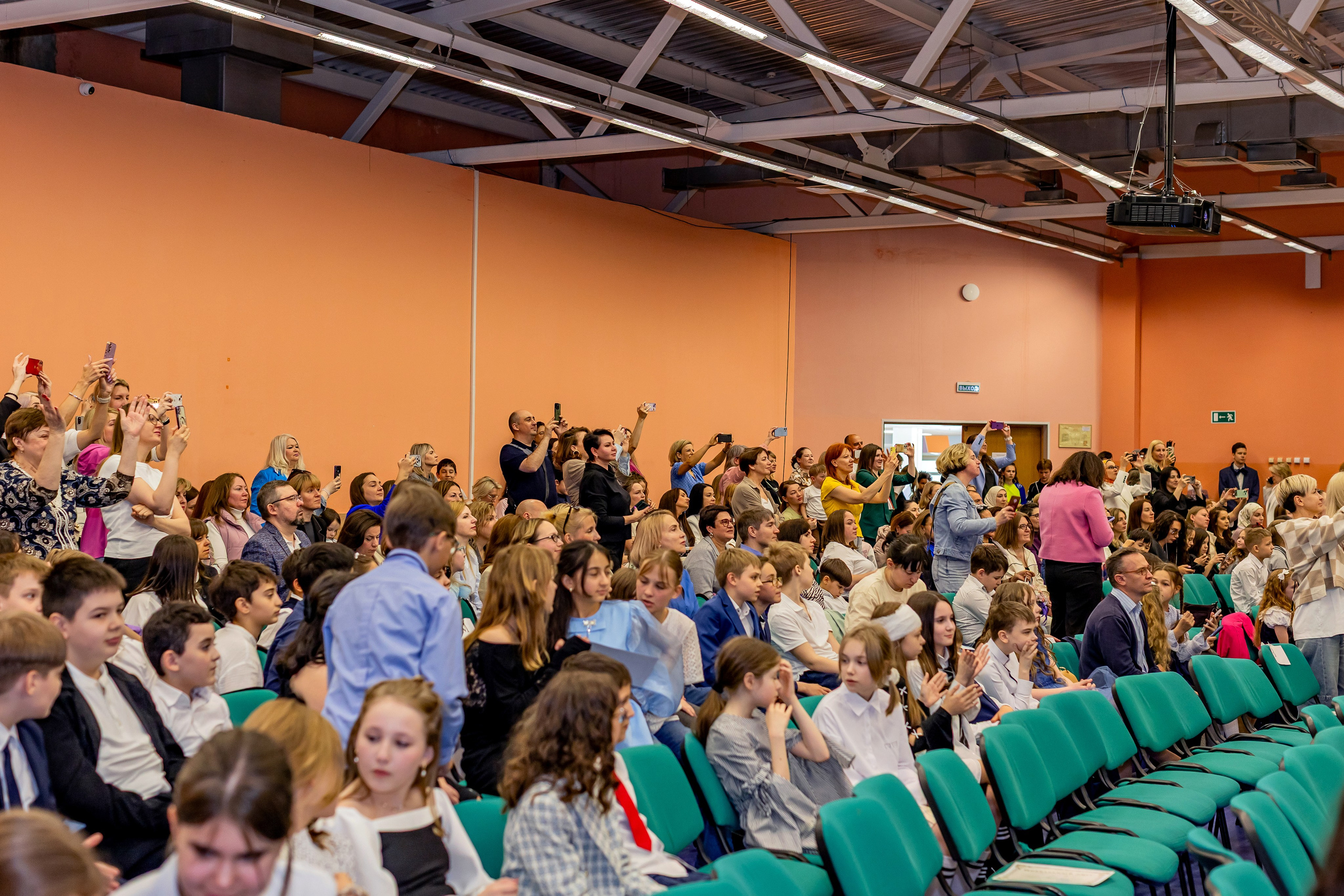 Выпускной праздник в начальной школе. Фотограф и видеограф Москва. Свадебный фотограф, видеограф. Выпускные альбомы. Оживающие альбомы