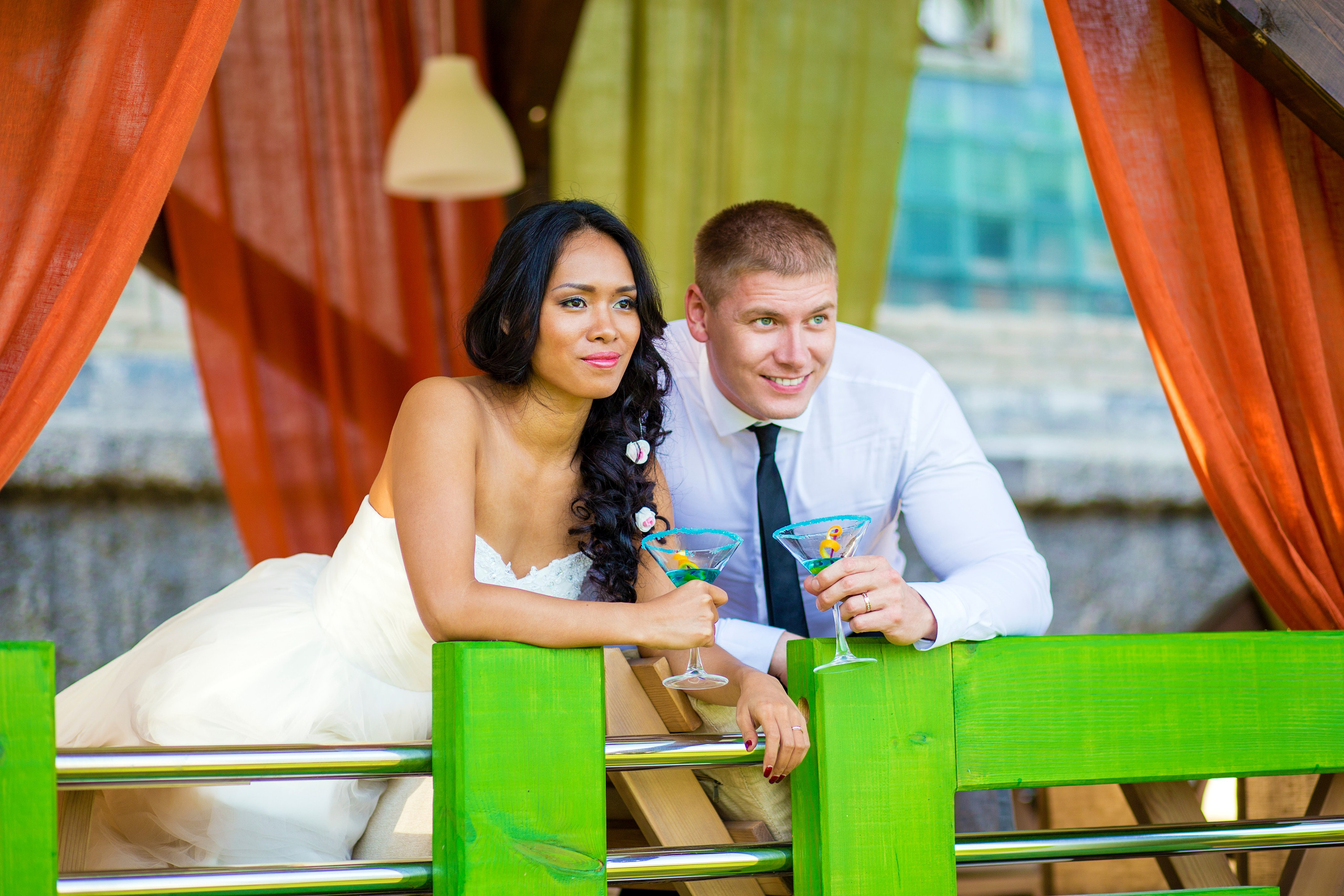 муж и жена смотрят в светлое будущее