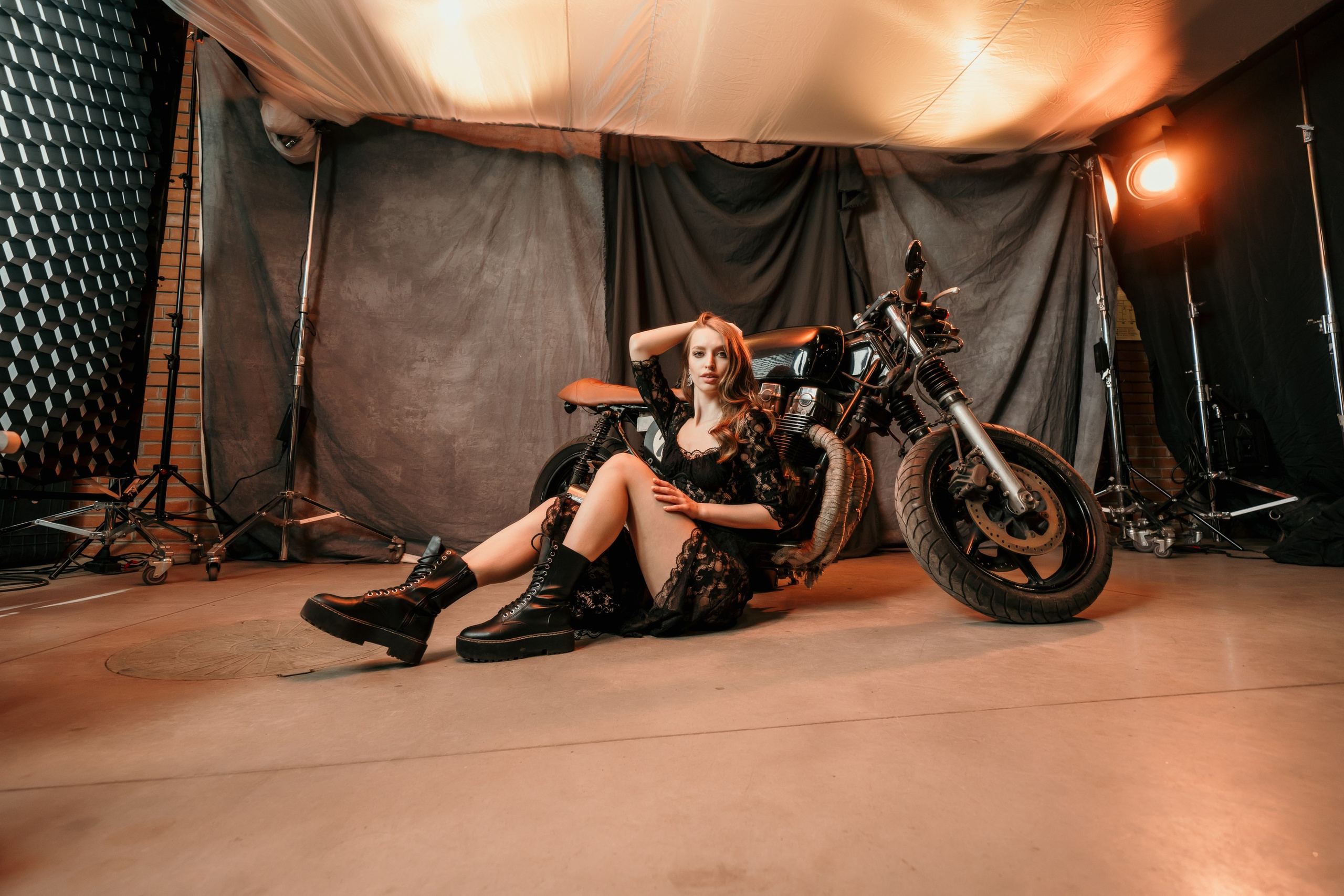 Девушки-байкеры — Фотосессия с мотоциклом в Питере. Свадебный, семейный, портретный, репортажный фотограф в Санкт-Петербурге