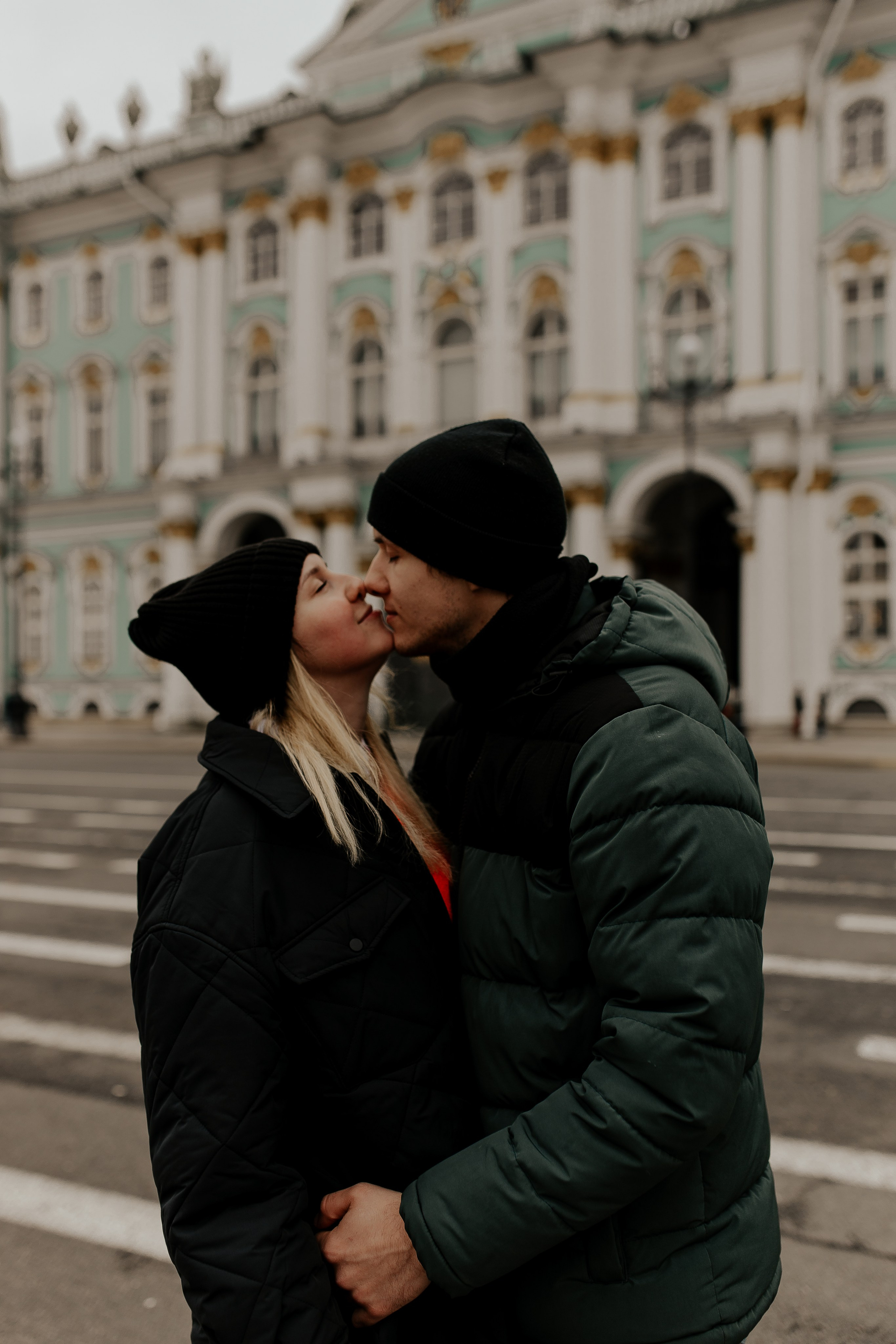 Поцелуй у Эрмитажа. Фотограф в Санкт-Петербурге Лиза Семченкова