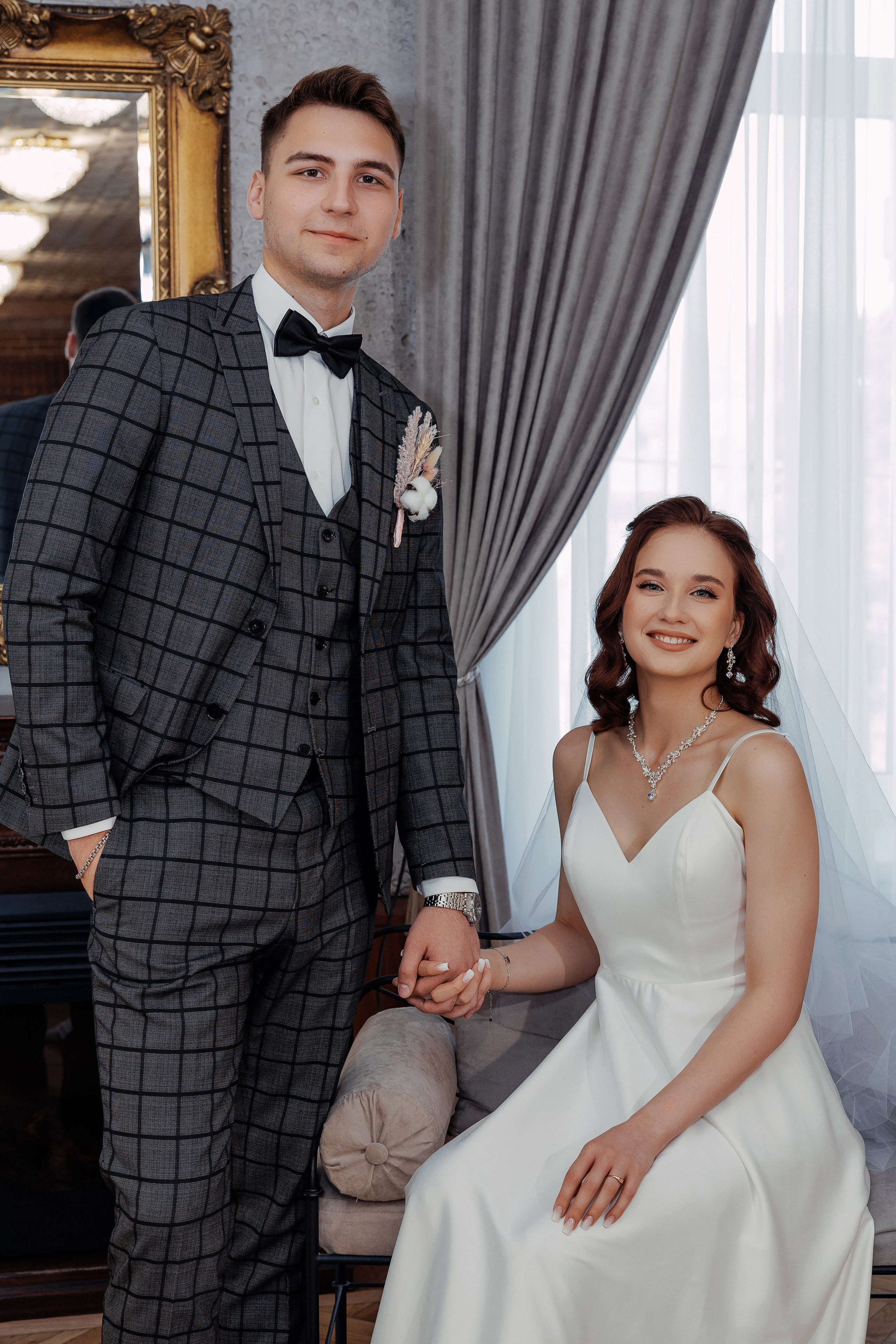 молодой свадебный фотограф