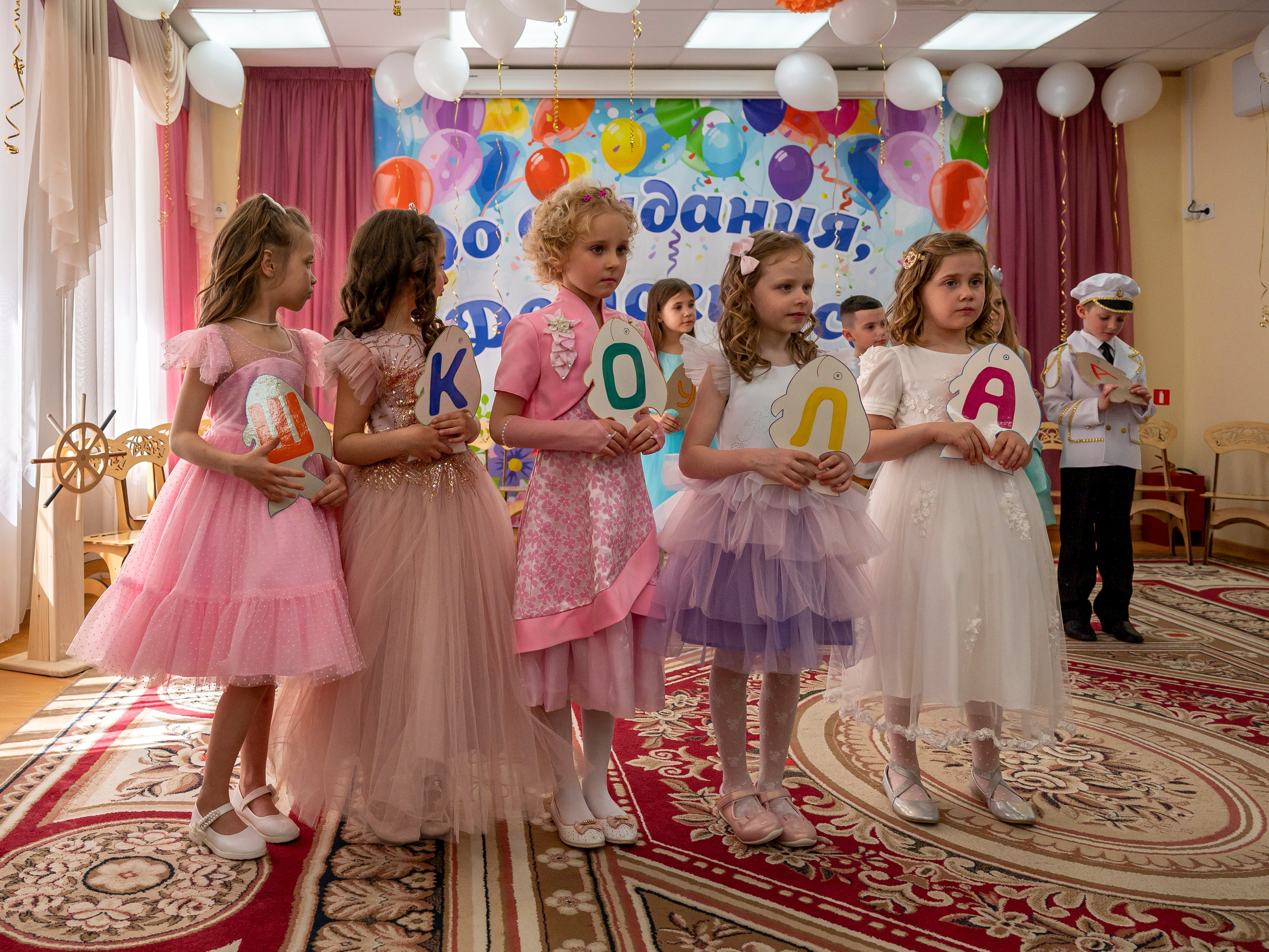 Выпускной в детском садике «Чебурашка», Королёв. Профессиональный фотограф интерьеров в Москве Юрий Федоскин