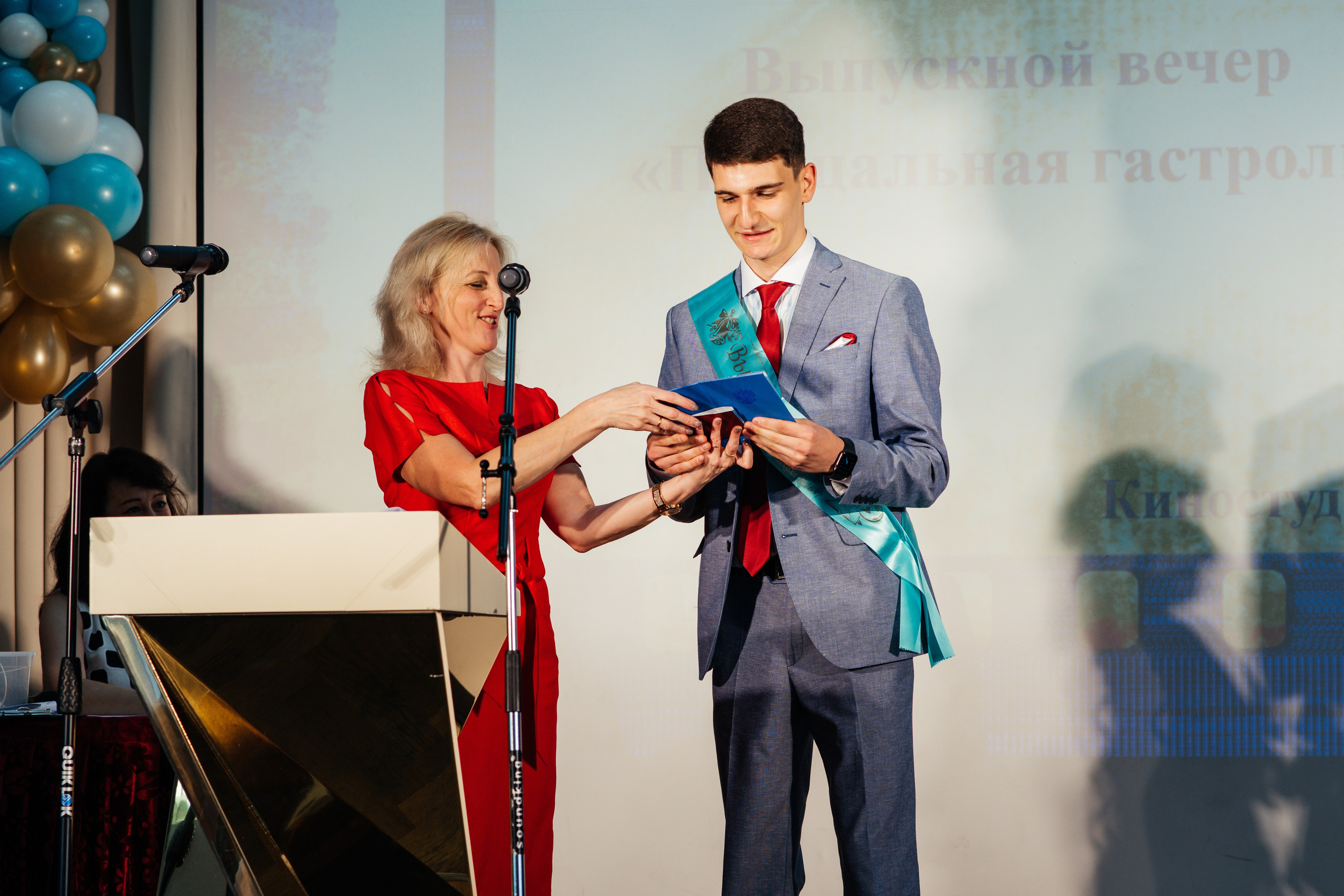 Вручение аттестатов. Выпускные альбомы в Подольске Москве и МО