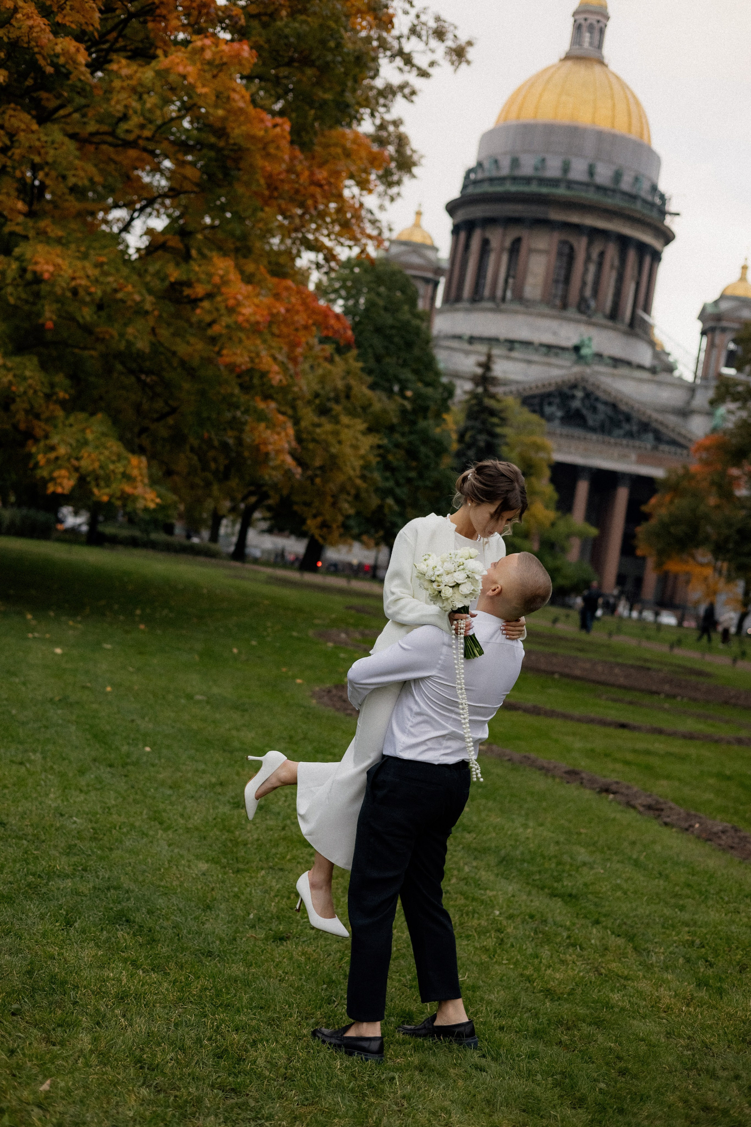 Свадебная прогулка у Исаакия. Свадебный фотограф в Санкт-Петербурге Ксения Кобышева