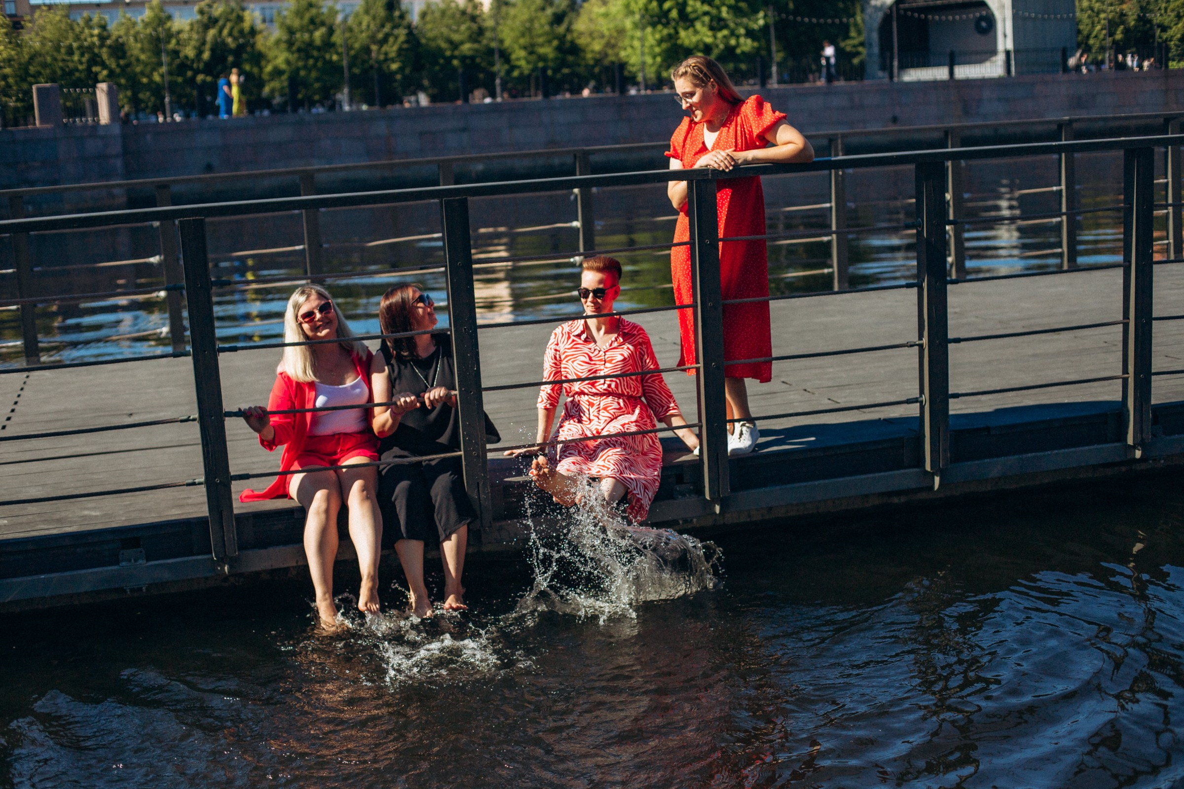 Катерина с подругами в июне. Фотопрогулка в Петербурге. Индивидуальный и семейный фотограф в Санкт-Петербурге
