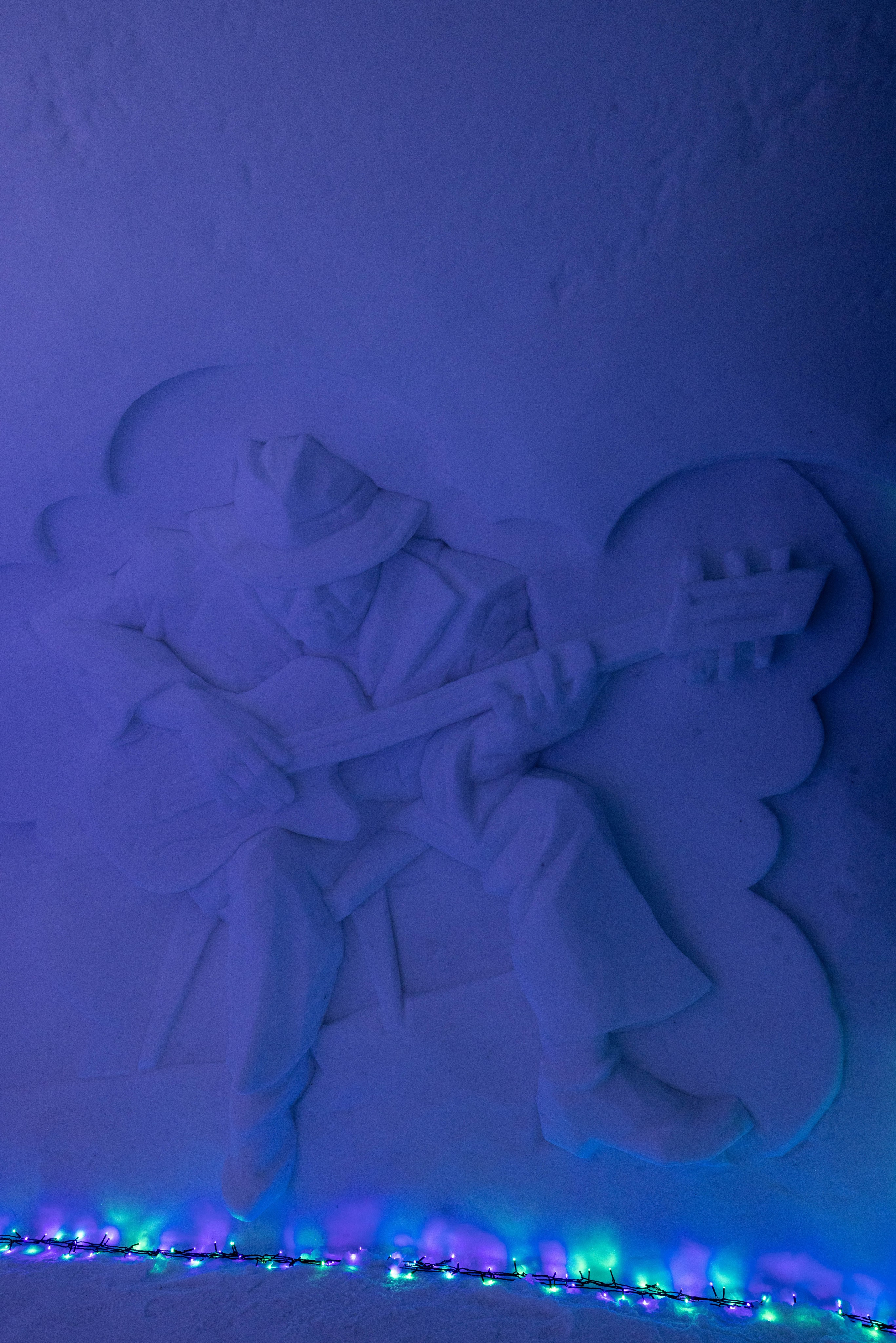 Снежная деревня. Турист оптимист