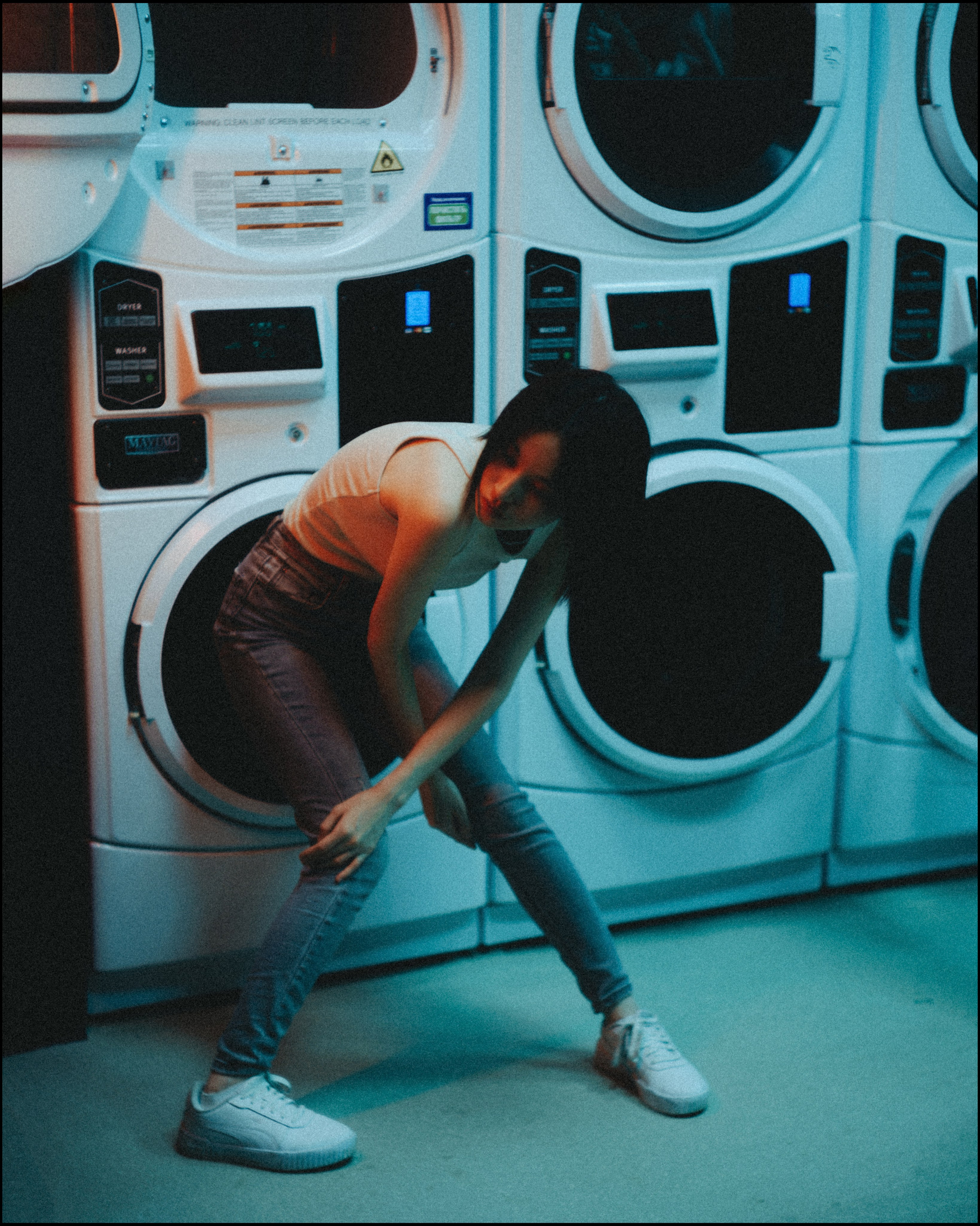 Киношная фотосессия в необычной локации с цветным светом