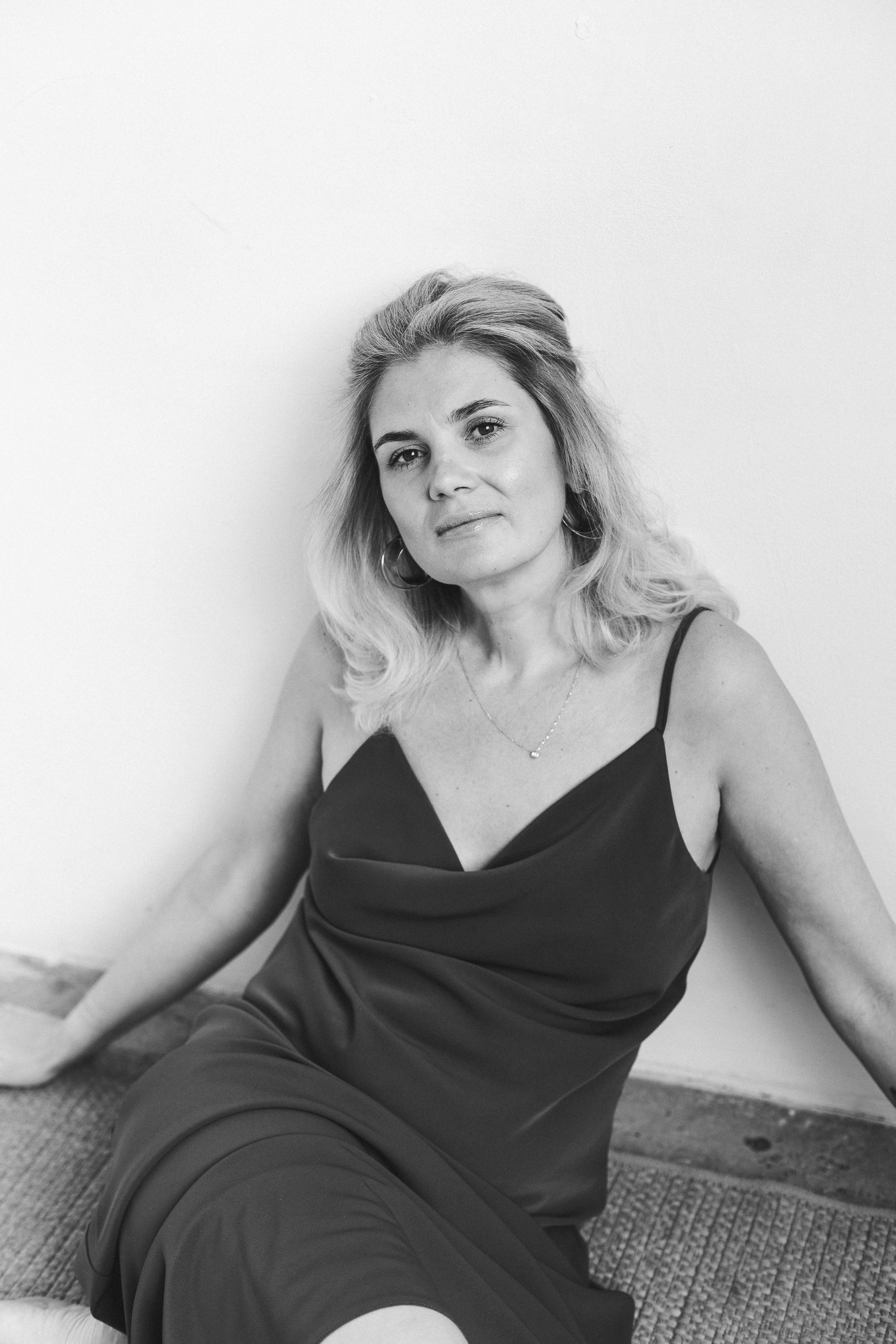 Индивидуальная студийная женская черно-белая фотосессия. Женский портретный фотограф в Нижнем Новгороде и Москве, Юлия Балашова