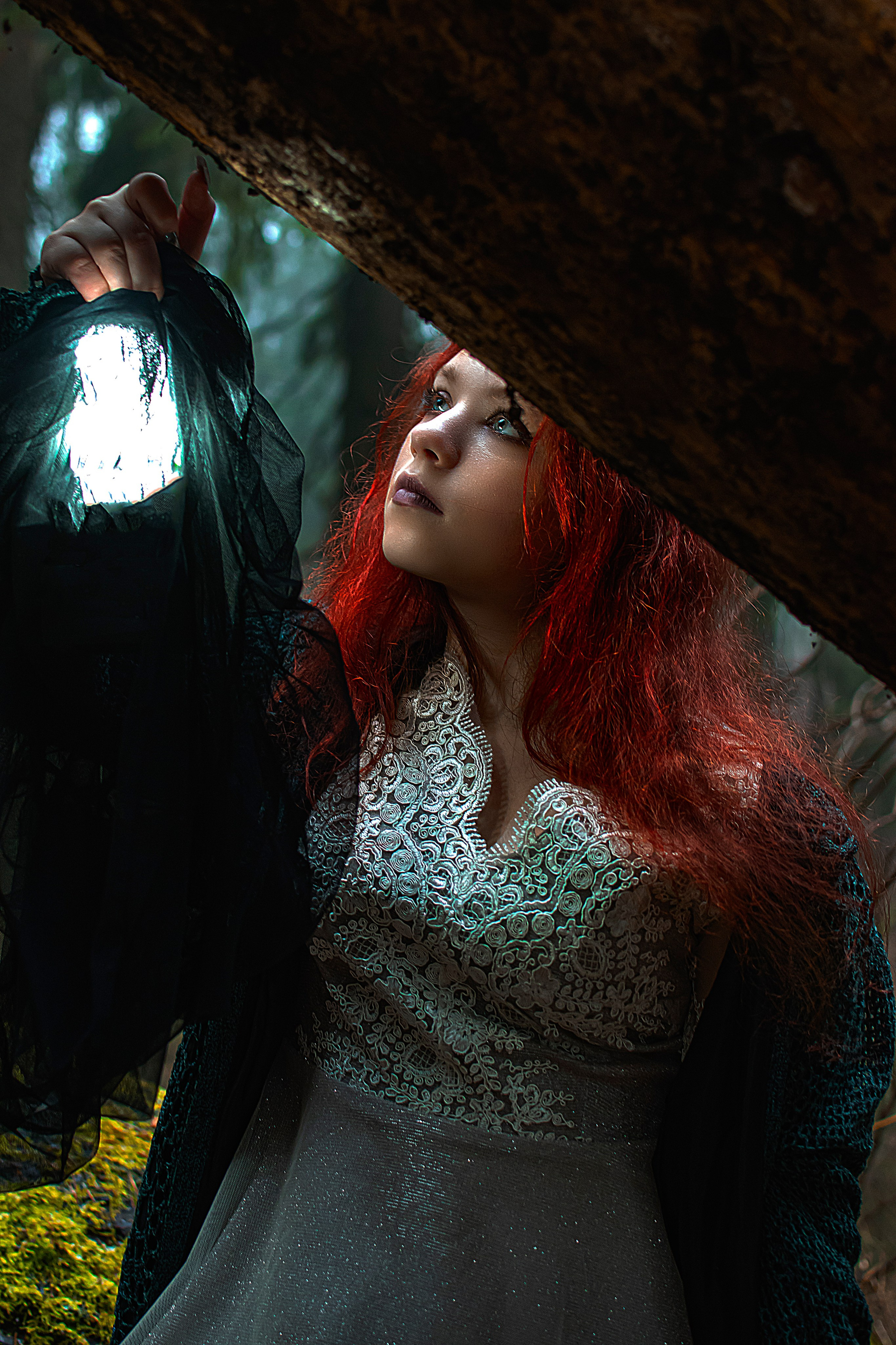 Красноволосая девушка с фонарем в лесу