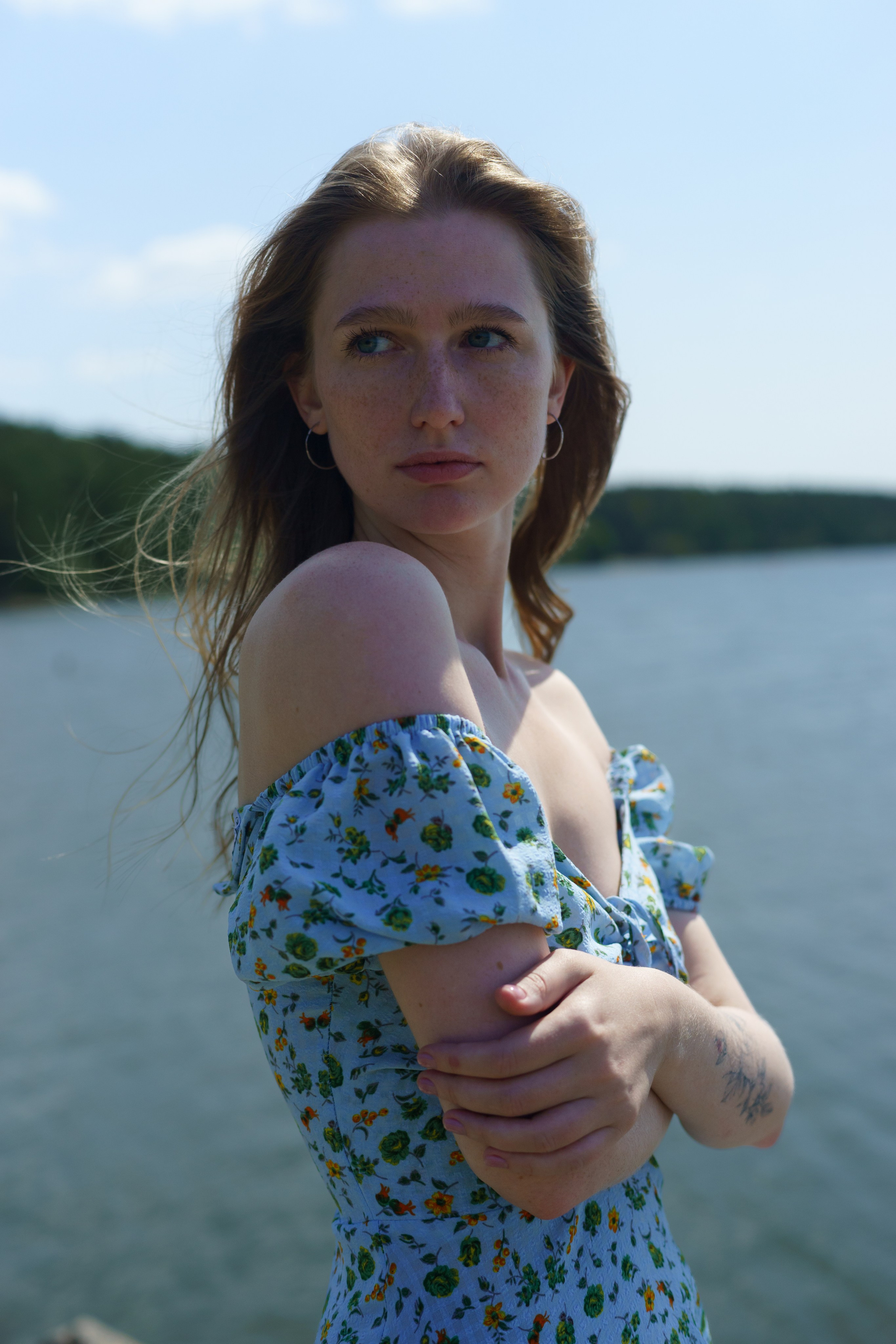 Фотосессия в яркий солнечный день на берегу .Екатеринбург. Автор фотограф: Додров. Ph: dodrov.