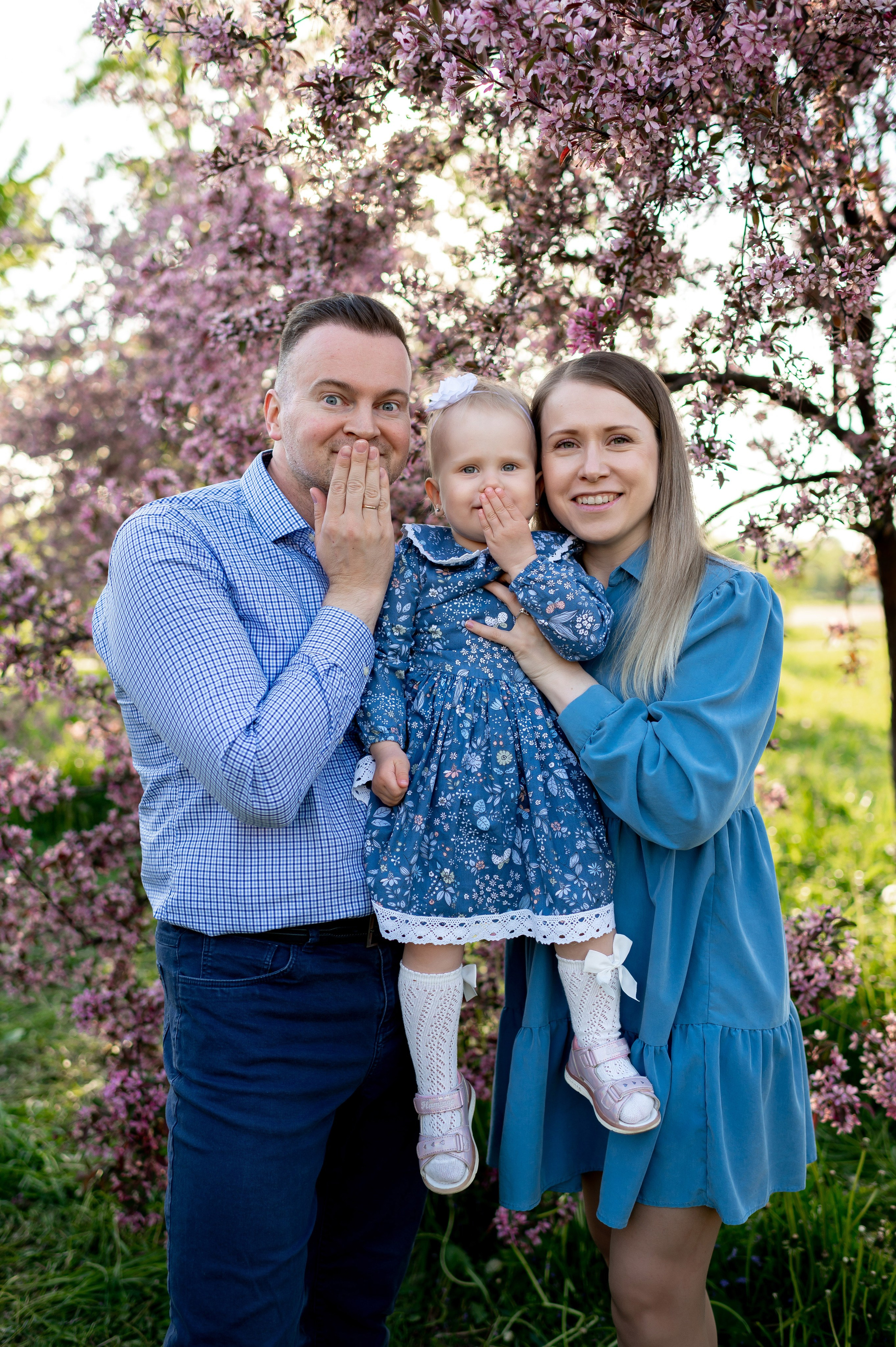 Ника и родители в розовых яблонях. Портретный, семейный и свадебный фотограф в Санкт-Петербурге и в Пушкине Ширяев Денис