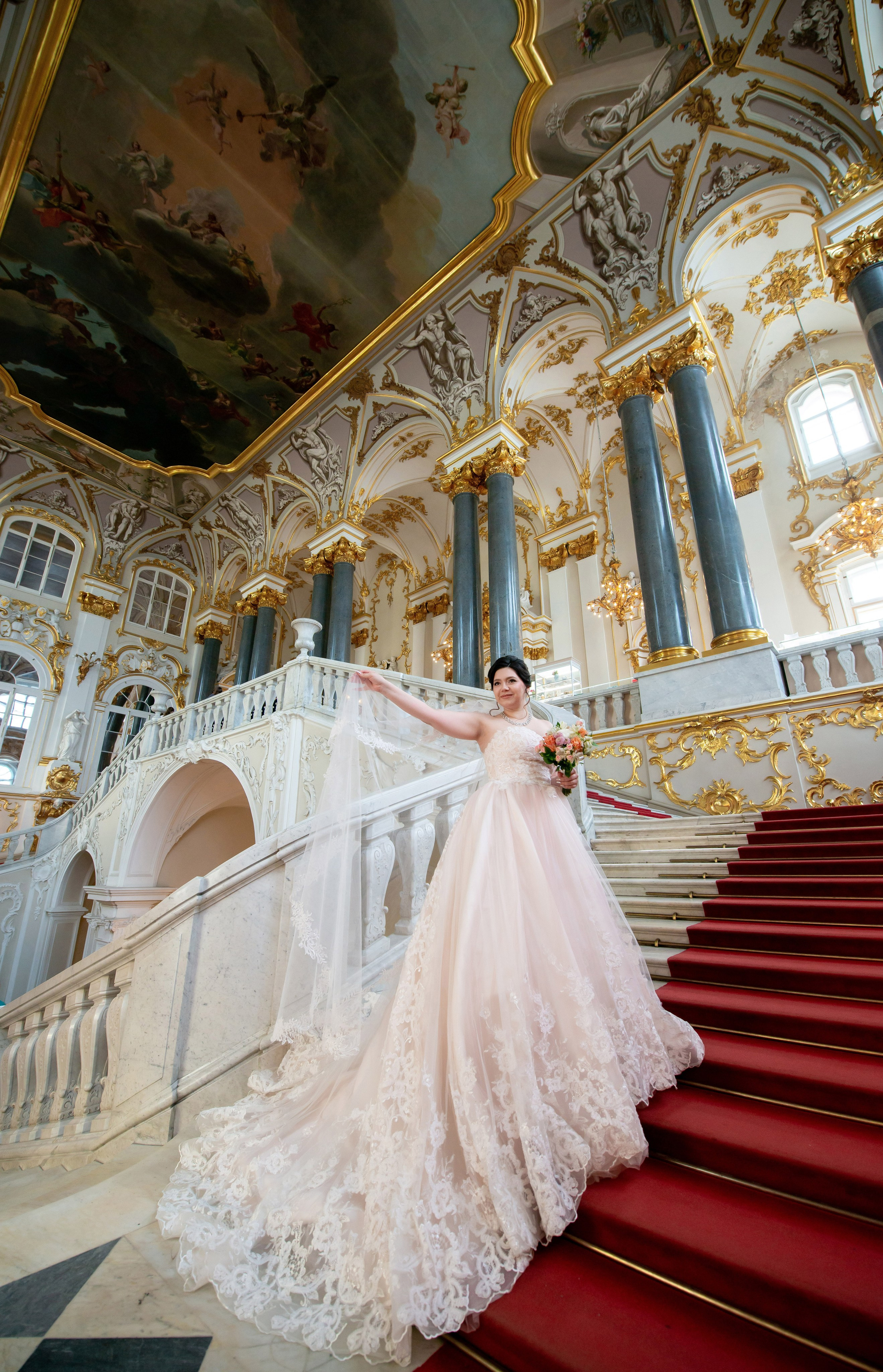 Самая красивая свадебная фотосессия в Эрмитаже. Лучшие свадебные фотографии в Эрмитажа. Портретный, семейный и свадебный фотограф в Санкт-Петербурге и в Пушкине Ширяев Денис