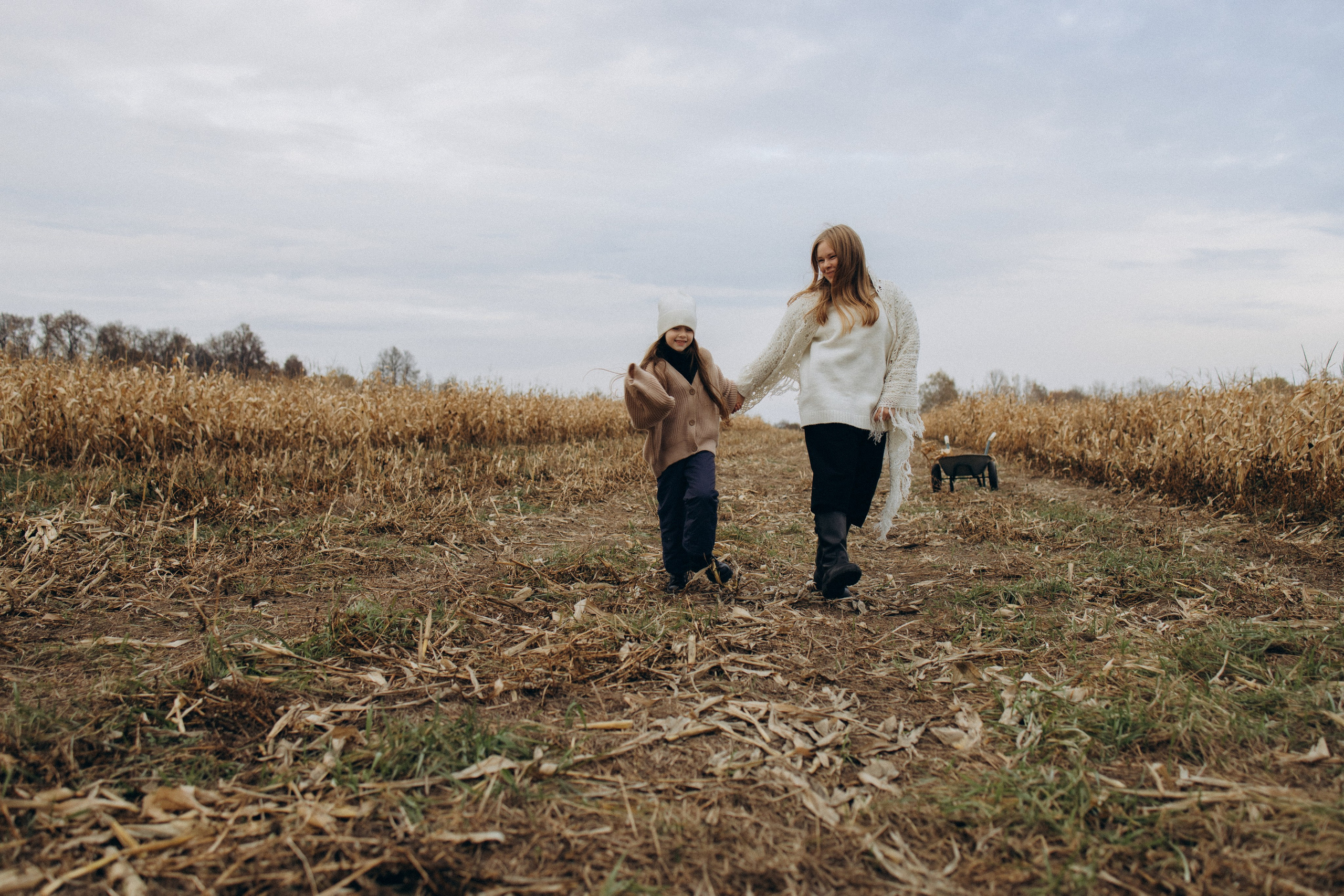 Оля, Ксюша и кукуруза. Фотограф Елена Рябцева