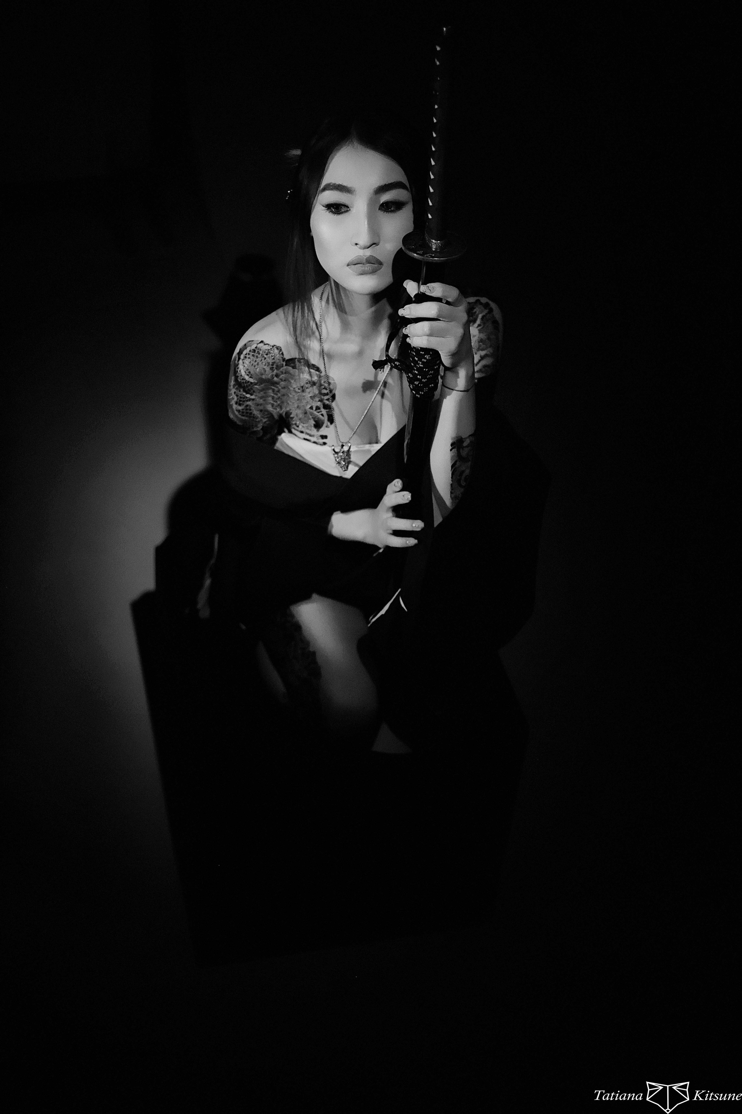 жена якудзы , якудза , япония, японские татуировки, фотосессия в стиле якудзы, японская фотосессия, образ якудзы, образ жены якудзы, япония, катана, онаоябун, онна-оябун, женщина с мечом