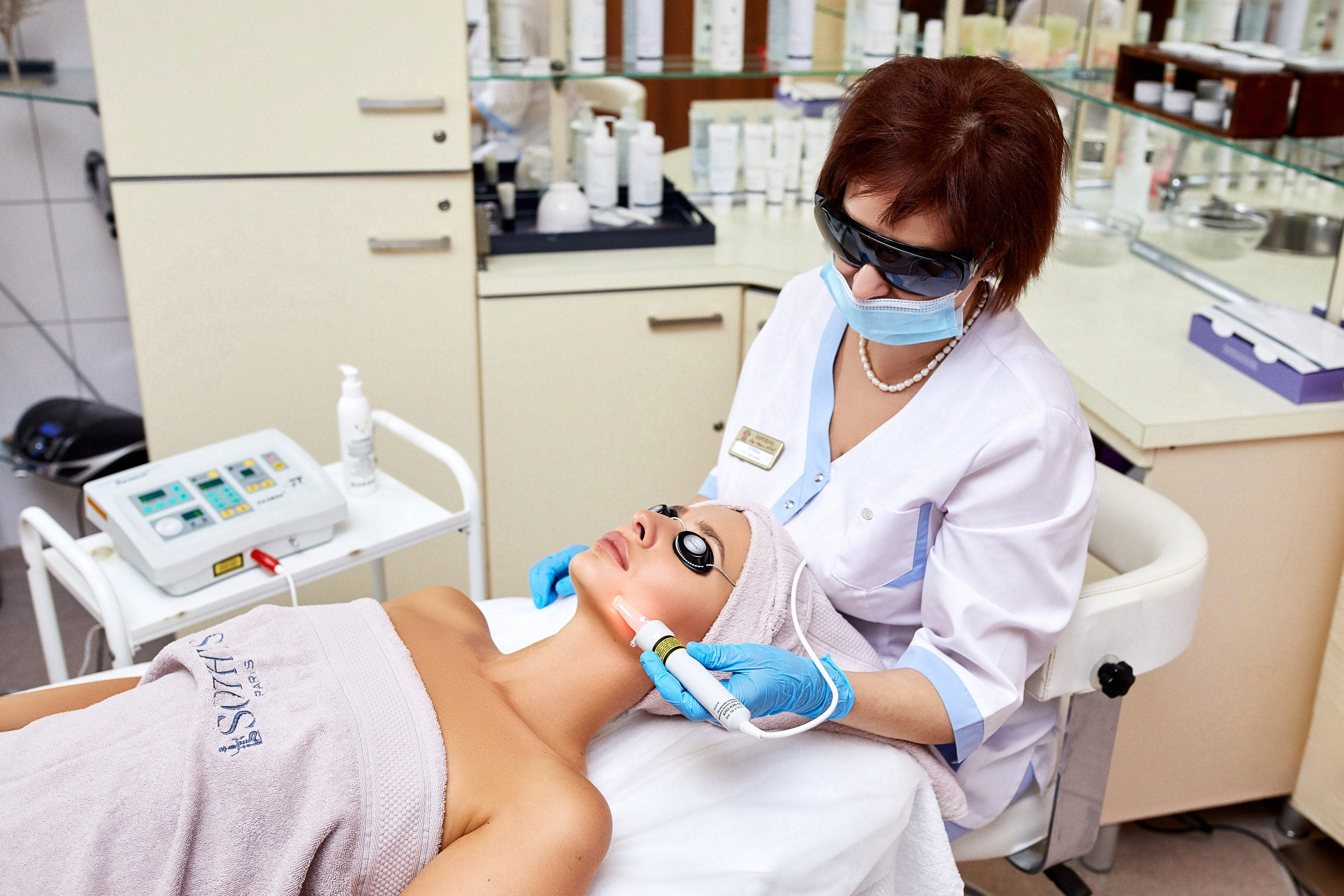 Съемочный процесс можно провести в любой локации - это может быть специально арендованная студия, ваш офис, производство или иное место. В любом случае, техническое оснащение фотографа должно быть на высоте, чтобы использовать все преимущества и устранить недостатки места съемок.