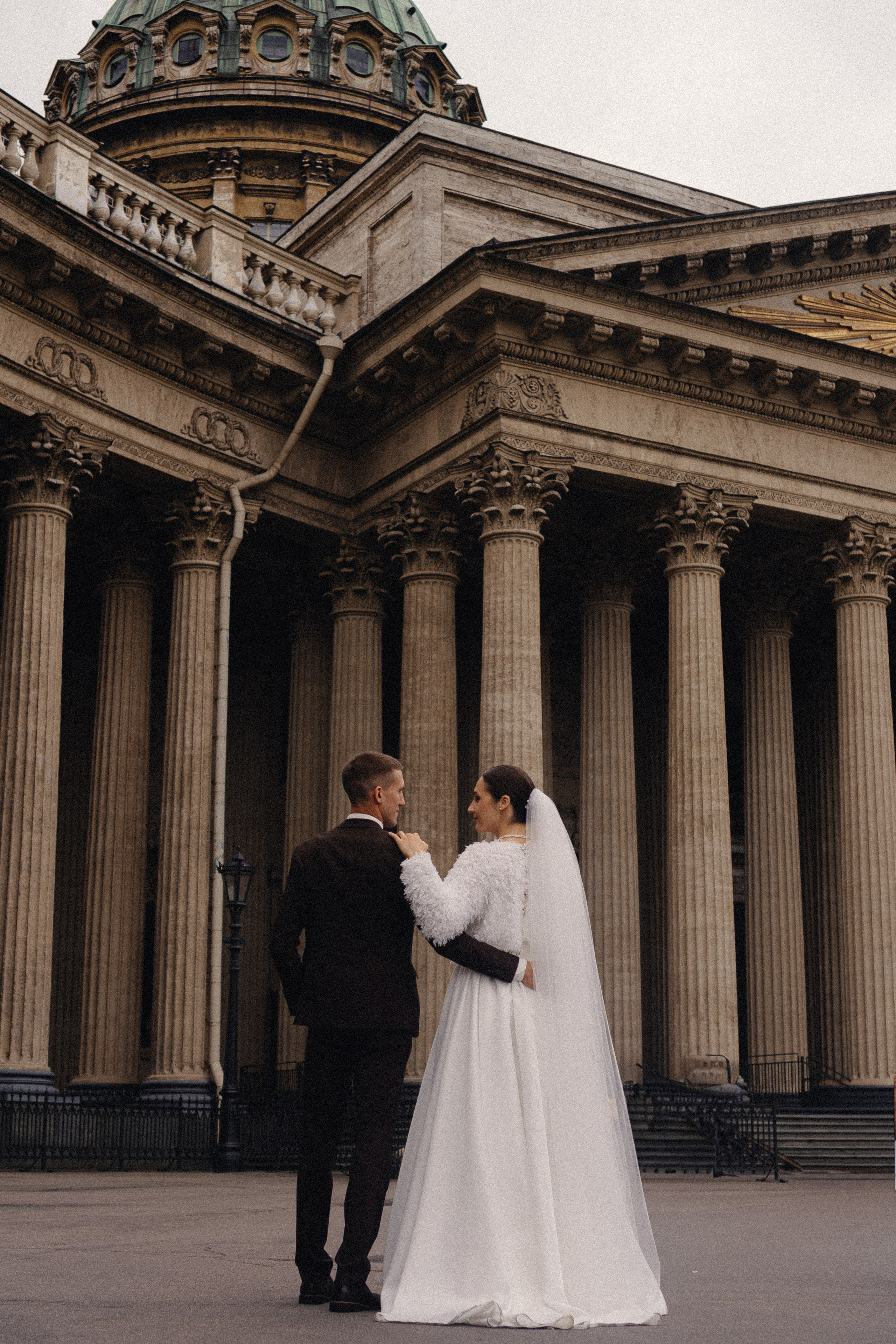 СВАДЕБНАЯ ПРОГУЛКА В САНТК-ПЕТЕРБУРГЕ (ИСАКИЕВСКИЙ СОБОР, ЗИМНЯЯ КАНАВКА, ЭРМИТАЖ И БОЛЬШАЯ МОРСКАЯ УЛИЦА). Профессиональный фотограф, Санкт-Петербург — Виктория Богомолова