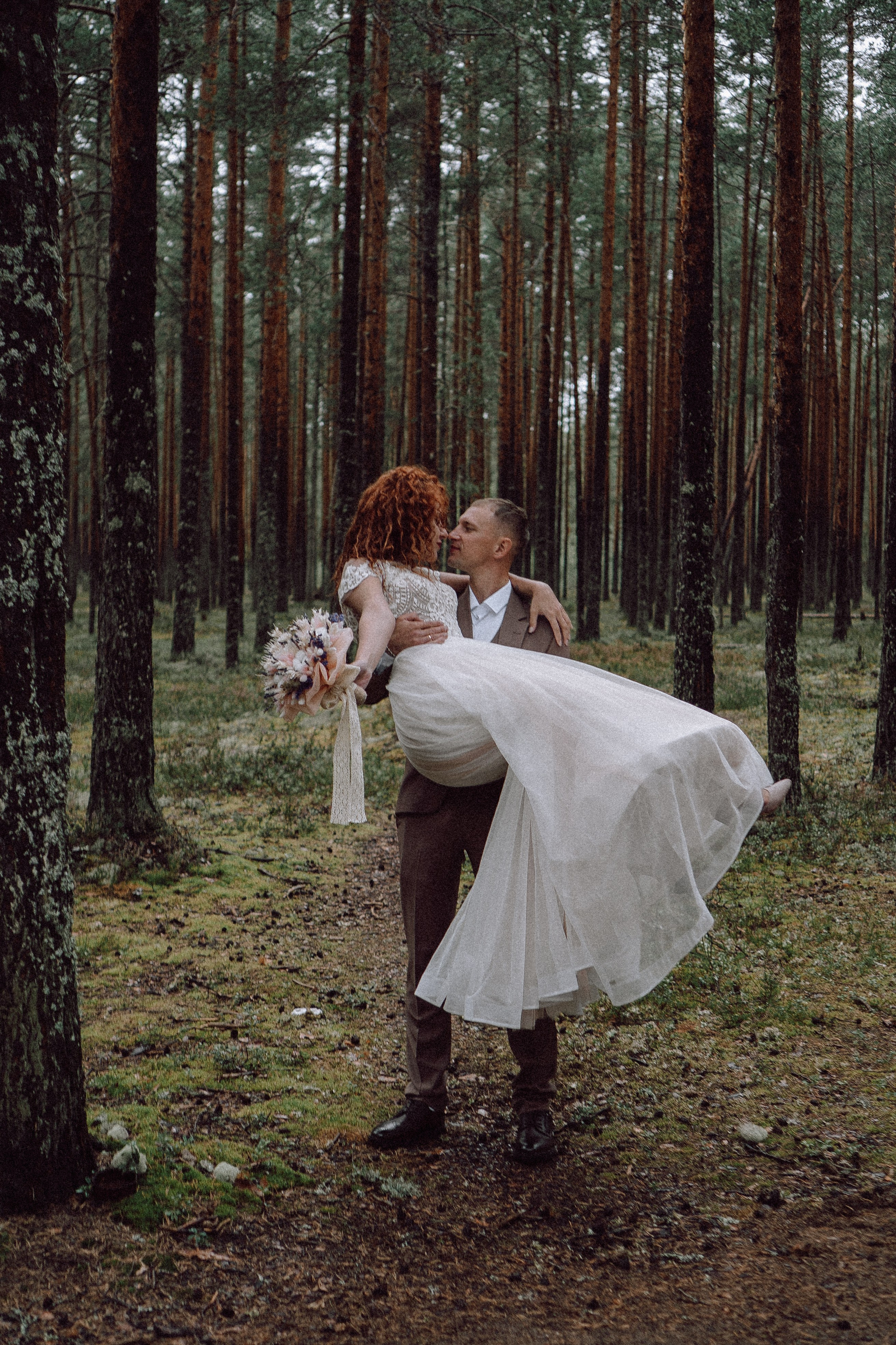СВАДЕБНАЯ ФОТОСЕССИИЯ ПАРЫ В ГОРОДЕ ПРИОЗЕРСК В СОСНОВОМ ЛЕСУ И С ПИКАПОМ. Профессиональный фотограф, Санкт-Петербург — Виктория Богомолова