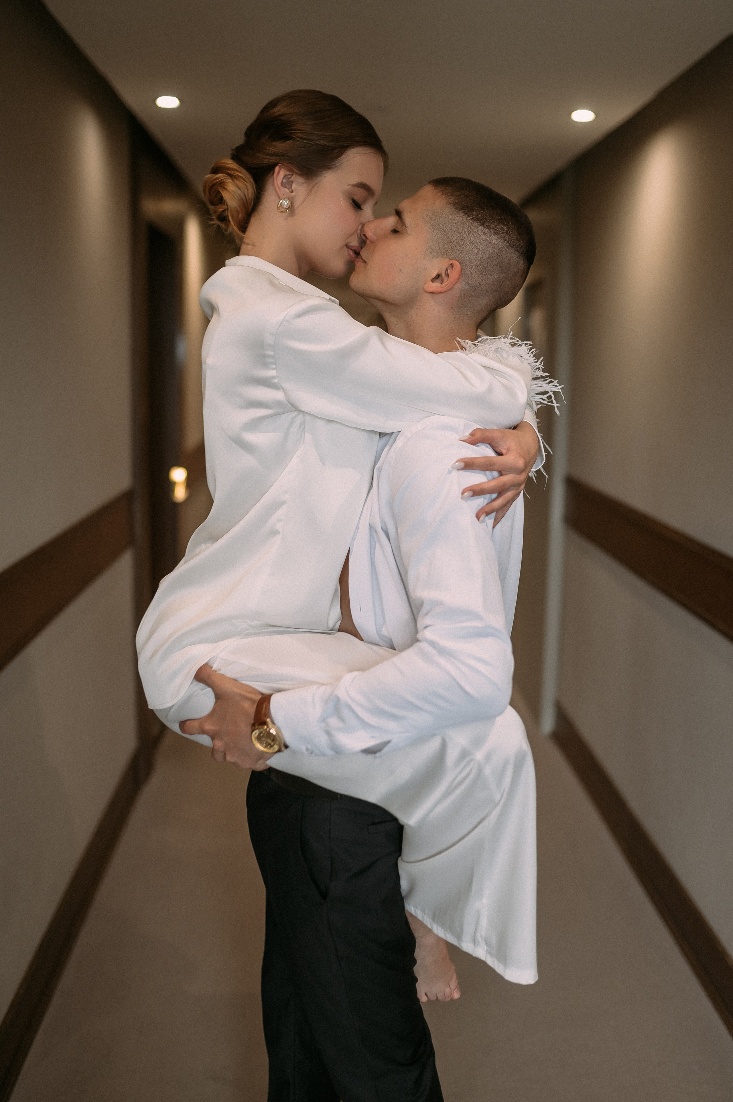 Свадебное утро и прогулка красивой яркой пары. Свадебный и семейный фотограф в Симферополе Дарья Маркова