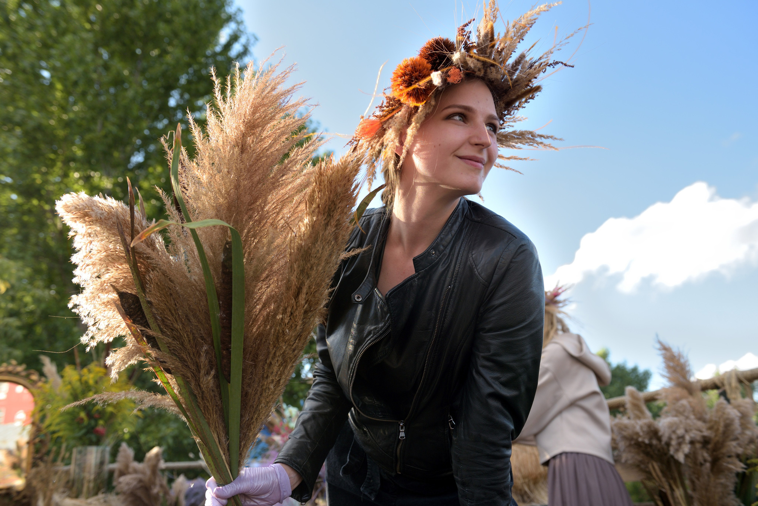 "Украшение камышом на мероприятии - девушка с венком на голове из камыша".