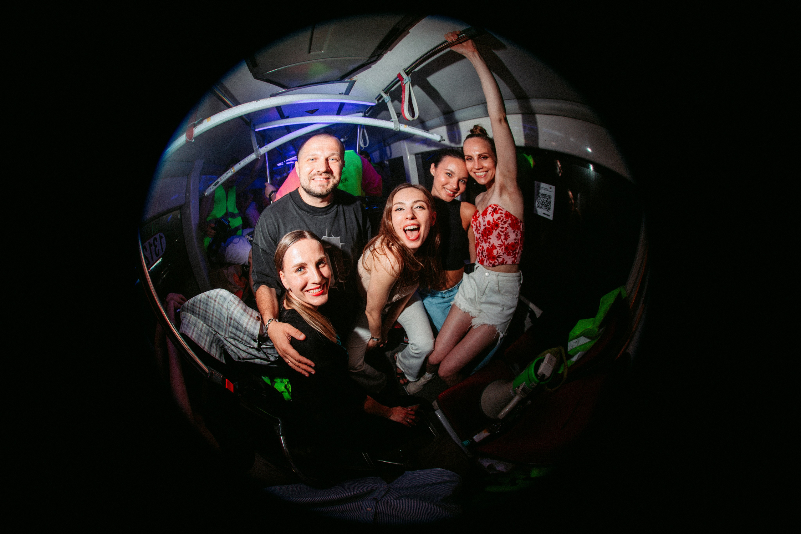 Вечеринка в трамвае / 2024. Саша Копылов, фотограф в Казани