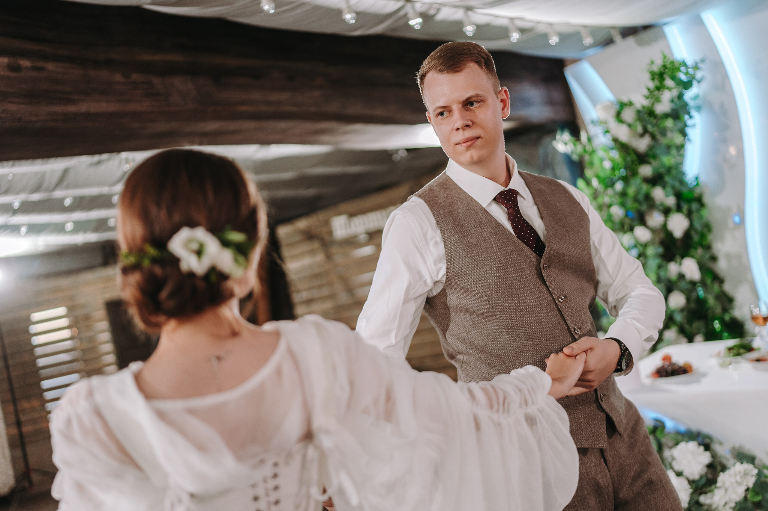 БАНКЕТНЫЙ ЗАЛ ТОРТУГА, ВЕДУЩИЙ АНДРЕЙ ОГНЕВ