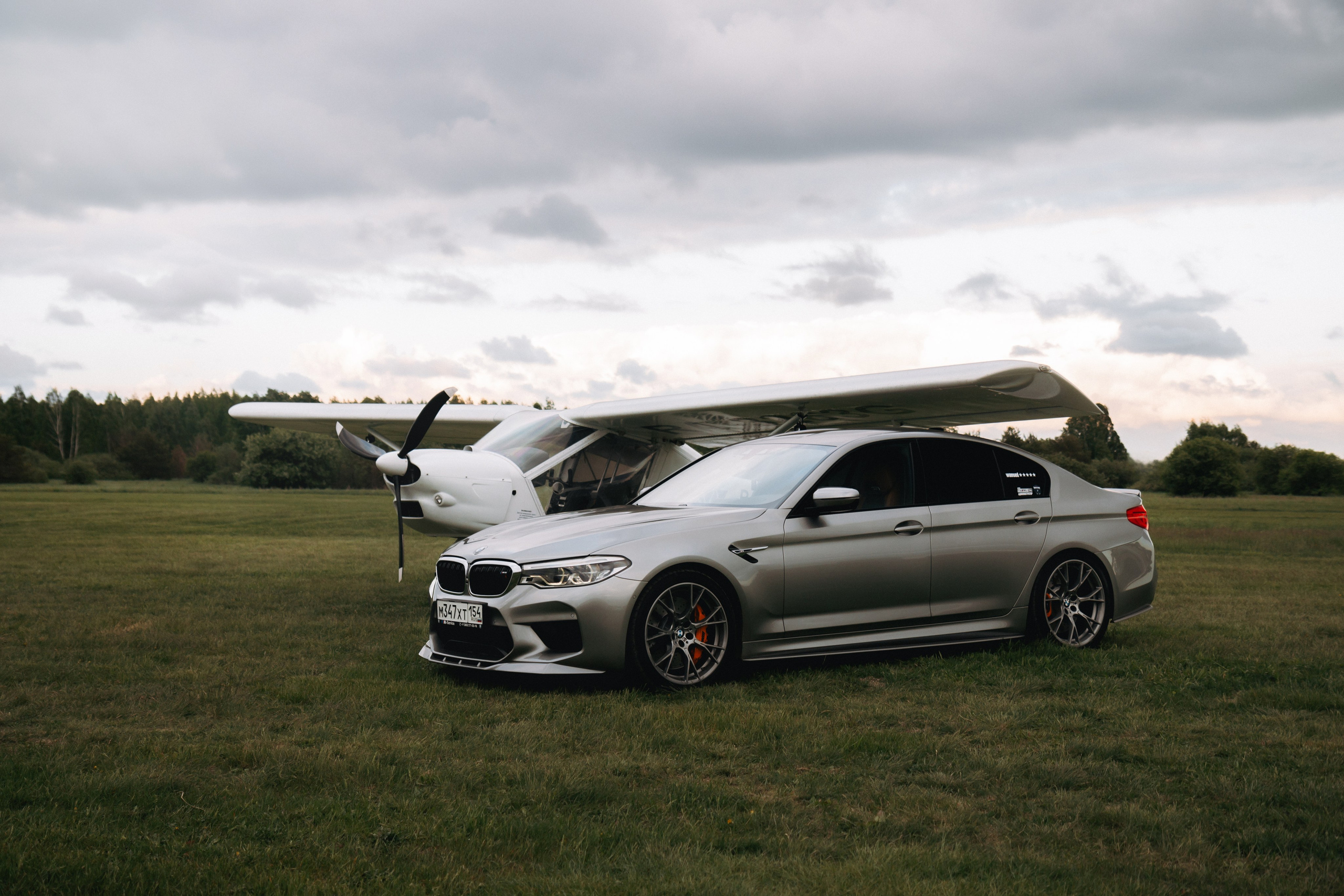 BMW M5 with plane. Автомобильный фотограф и видеограф в Новосибирске|Александра Косухина