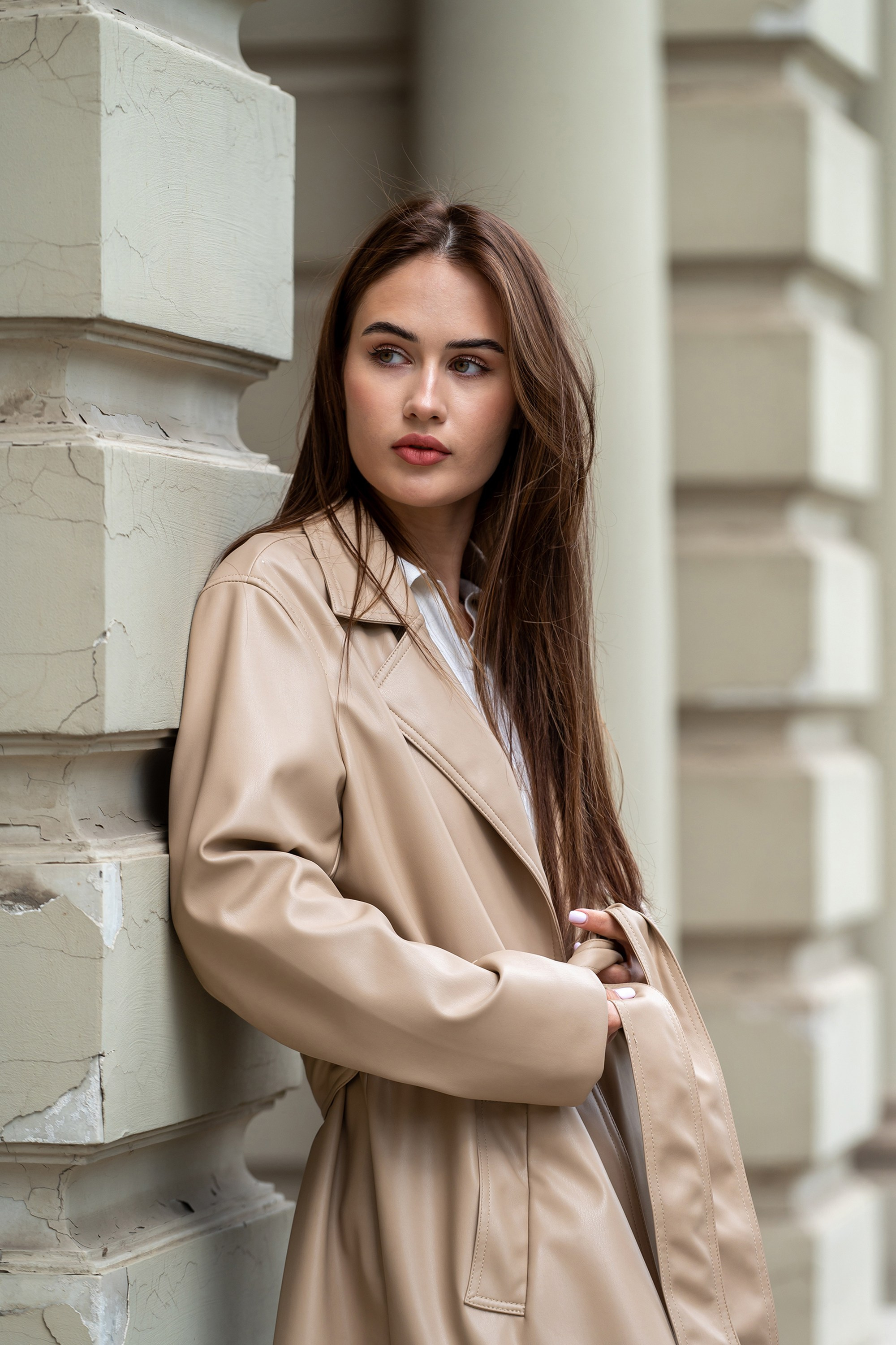 Портретная фотография в деловом центре Казани с чистым фоном и выразительной позой модели