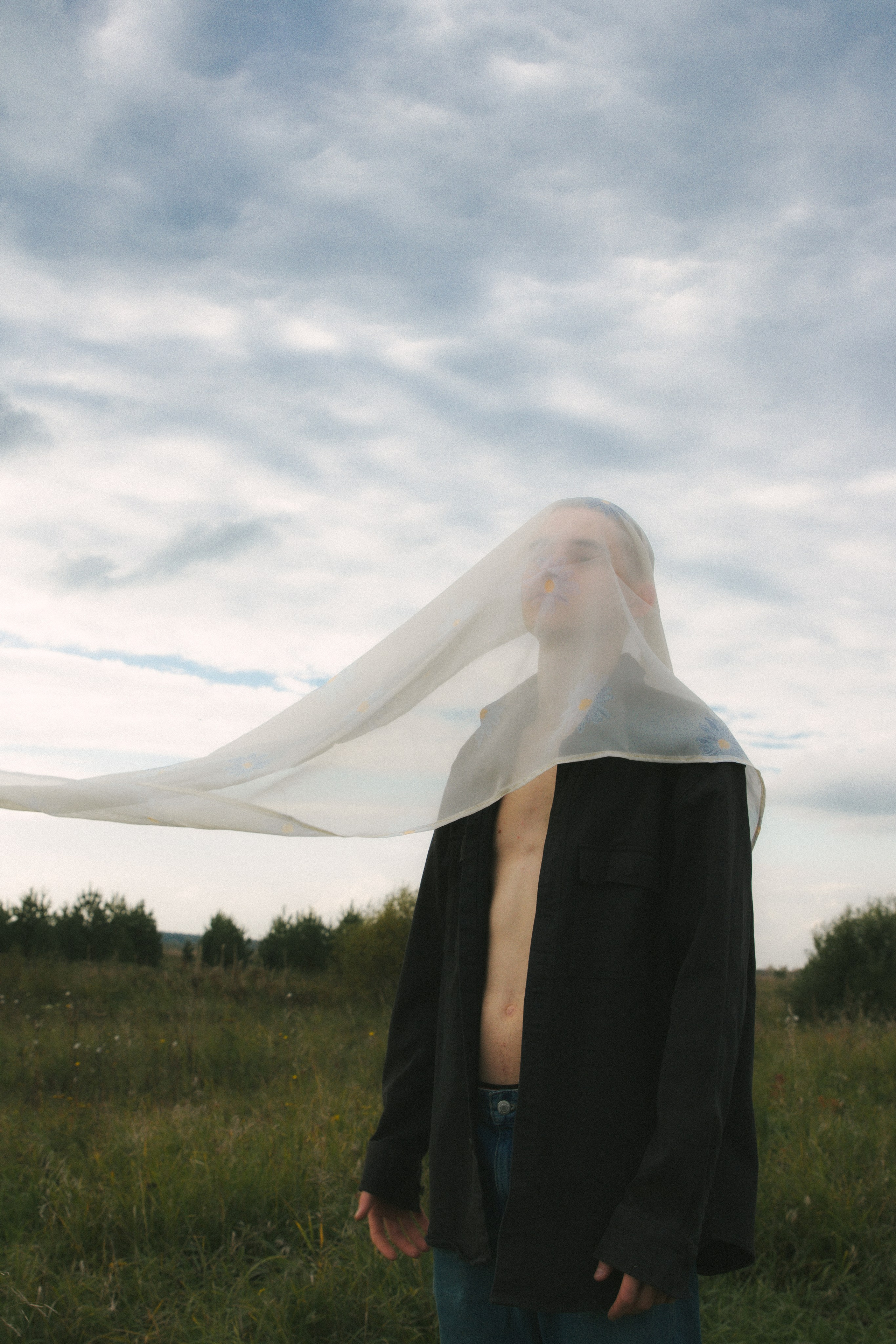 Никита в поле. Фотограф Настя Булочка Екатеринубрг