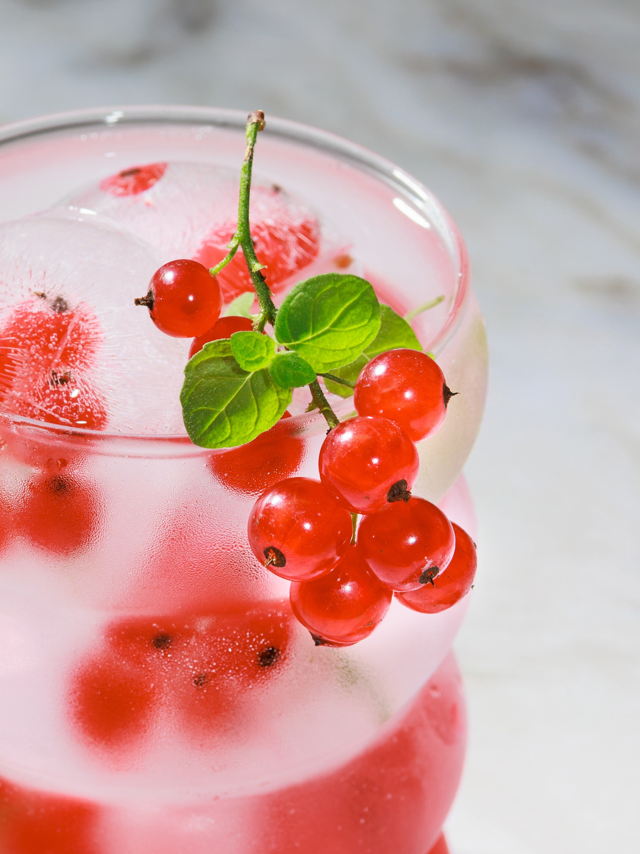 Гарниш из красной смородины ягодного коктейля.