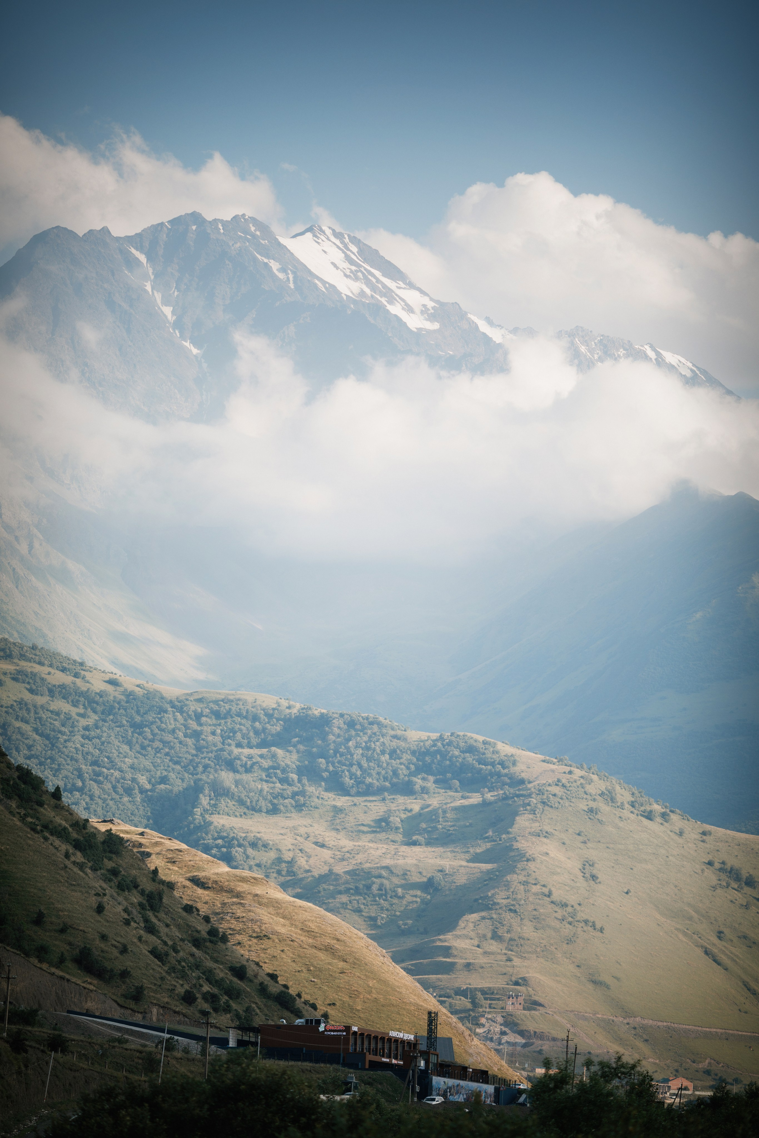 Индивидуальная фотосессия в горах, в армянском национальном платье. Фотограф во Владикавказе Юрий Геворгизов