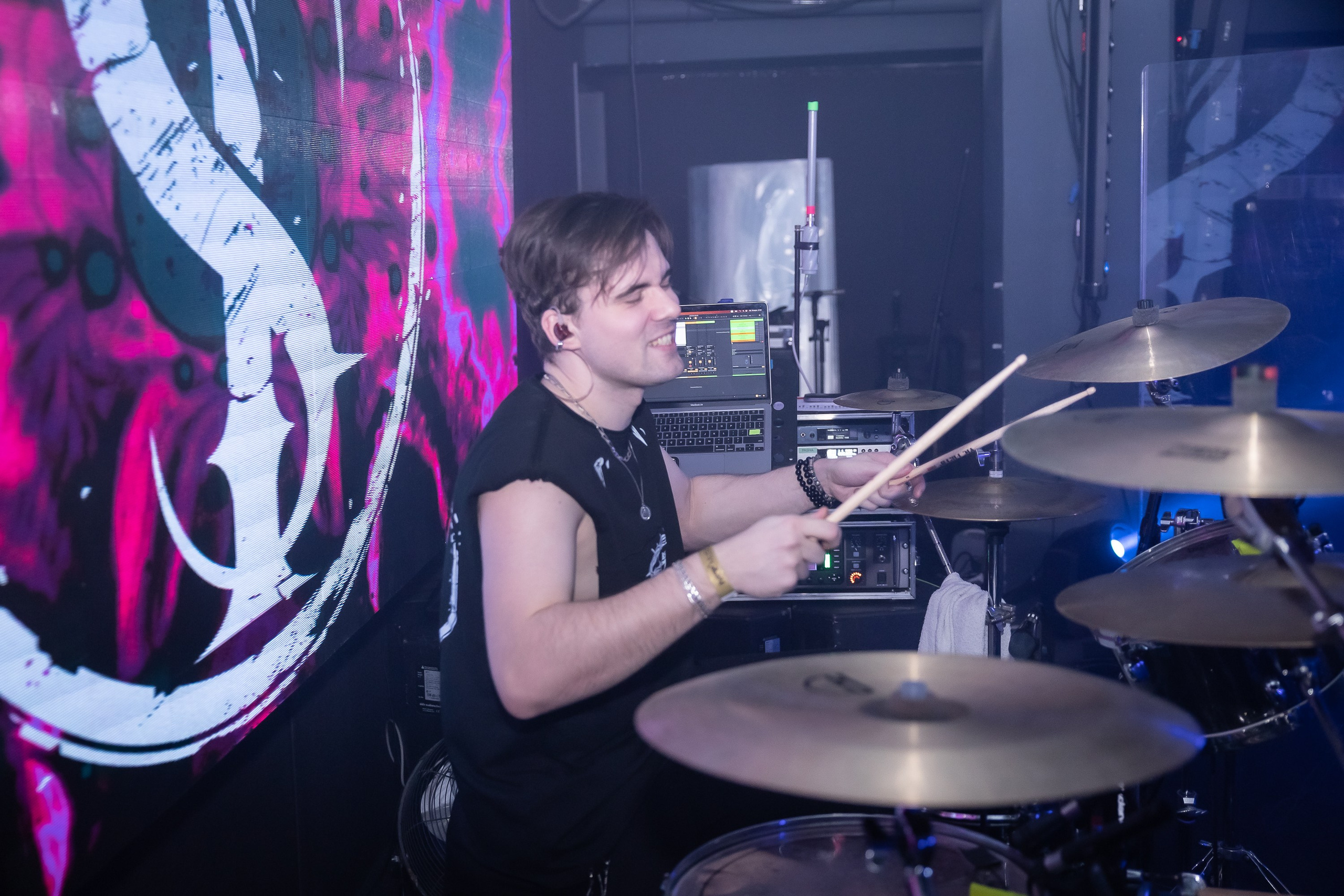 Концерт альтернатив метал группы iOSTRA в «Music bar Мумий Тролль» Москва. Фотограф Владимир Охрименко