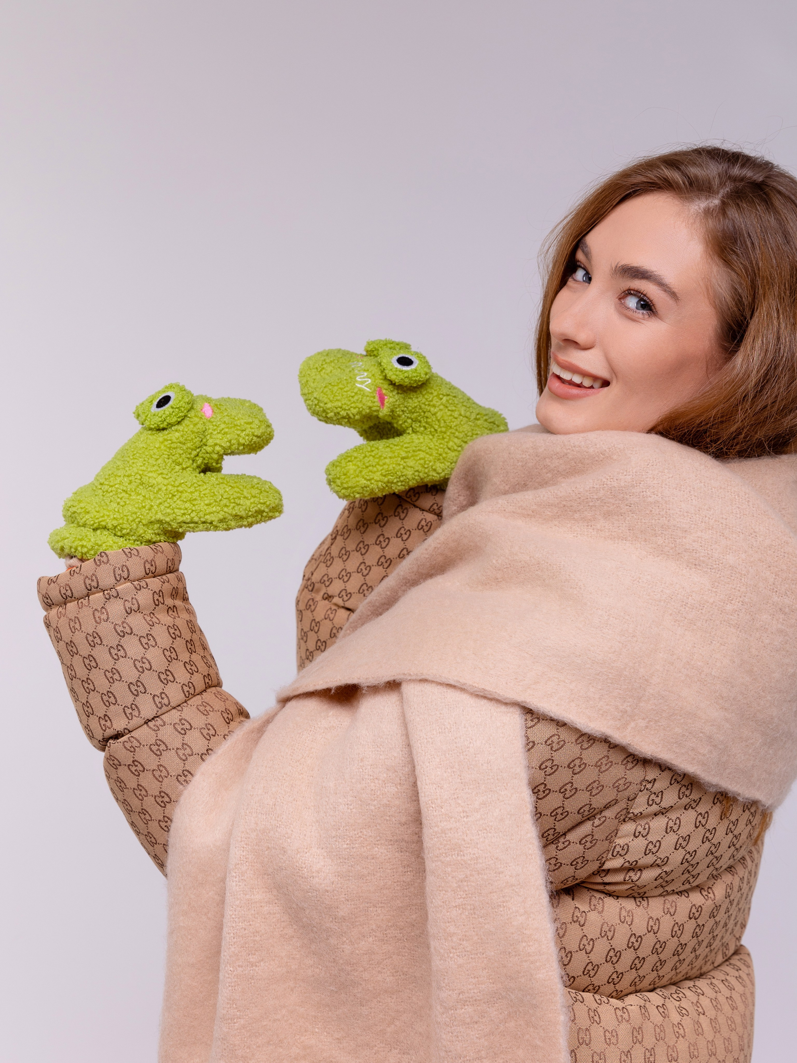 куками в зеленых варежках композицию.Девушка на портрете показывает 