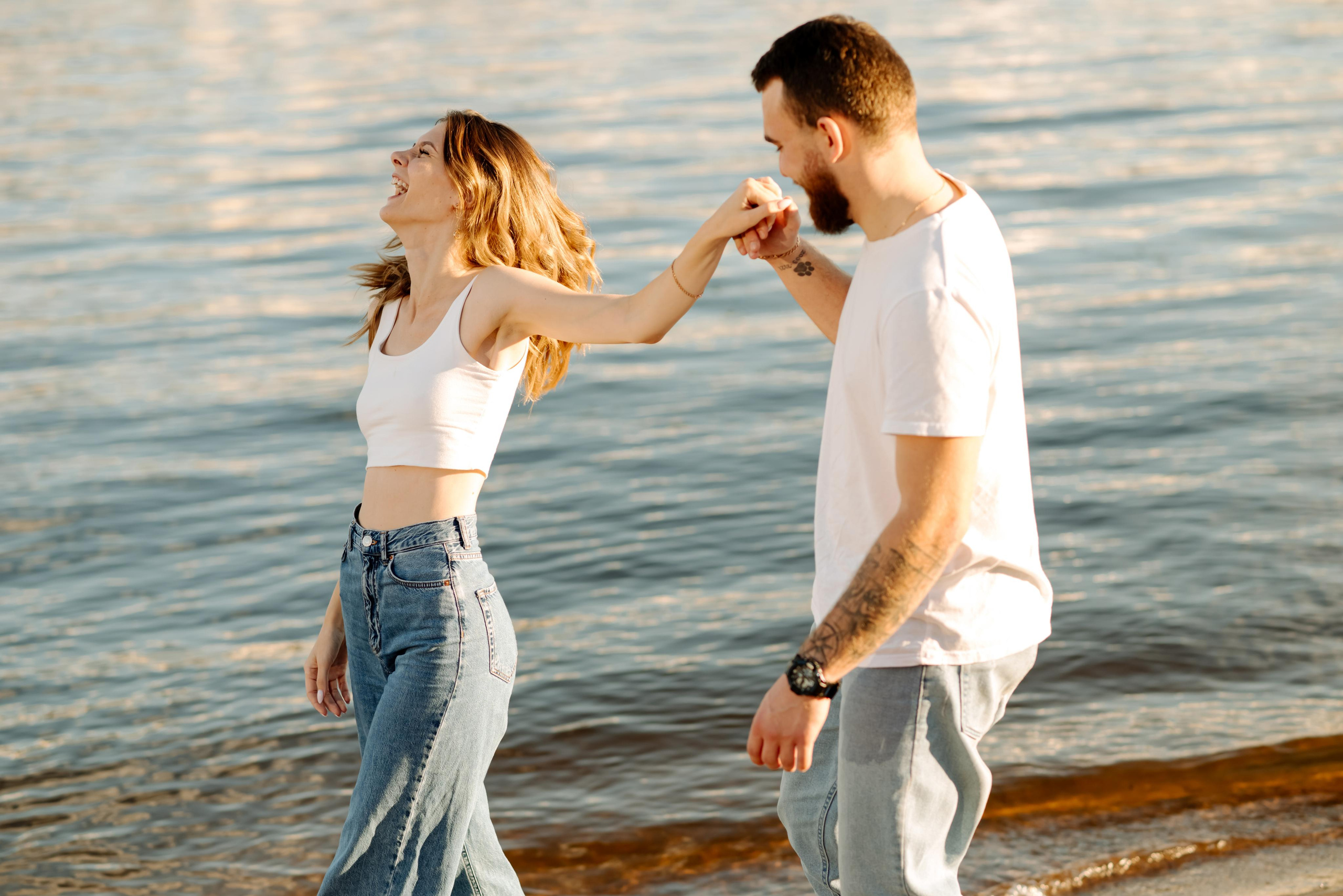 Прогулка по берегу. Свадебный и сеейный фотограф в Санкт-Петербурге Елена Худякова