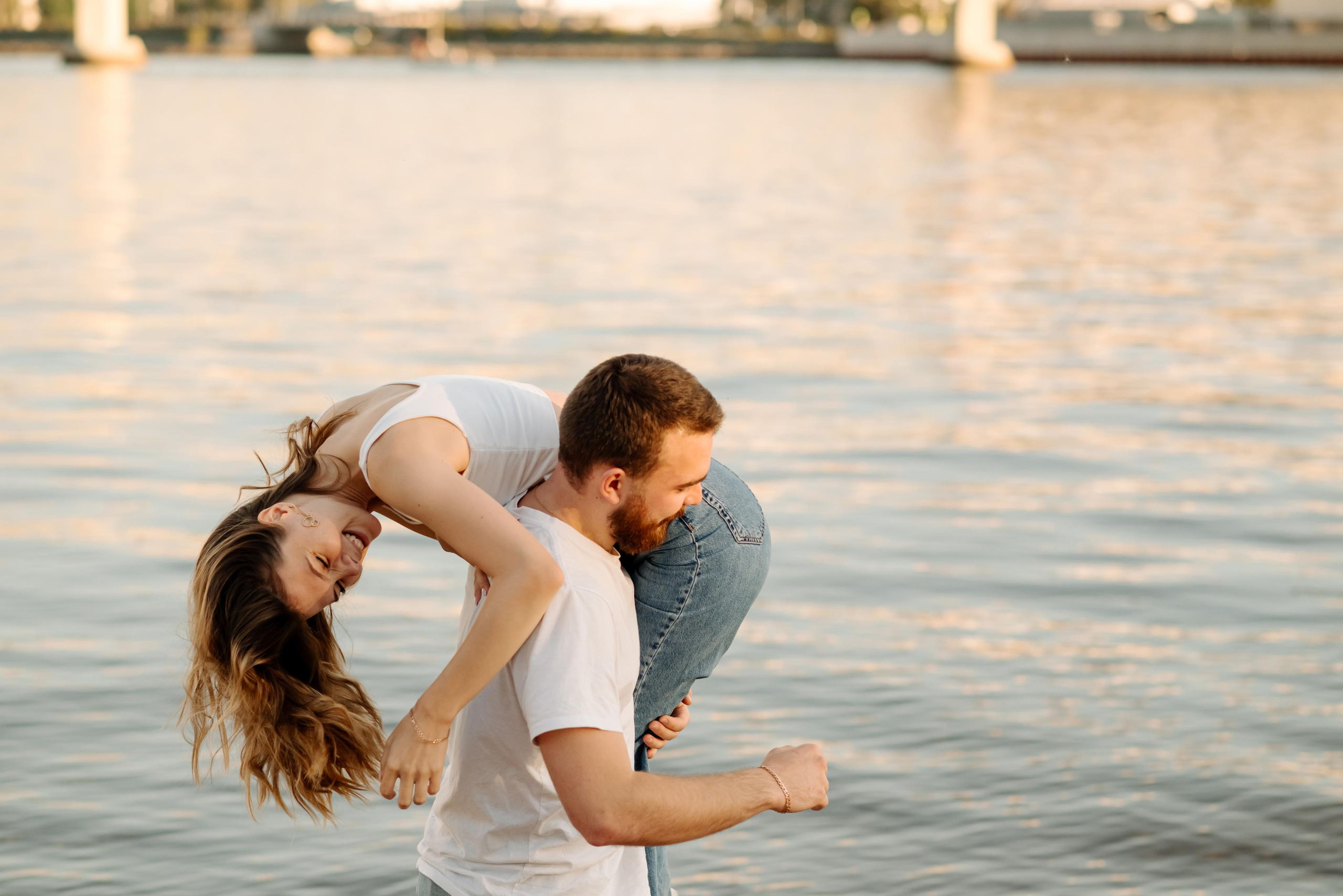 Прогулка по берегу. Свадебный и сеейный фотограф в Санкт-Петербурге Елена Худякова