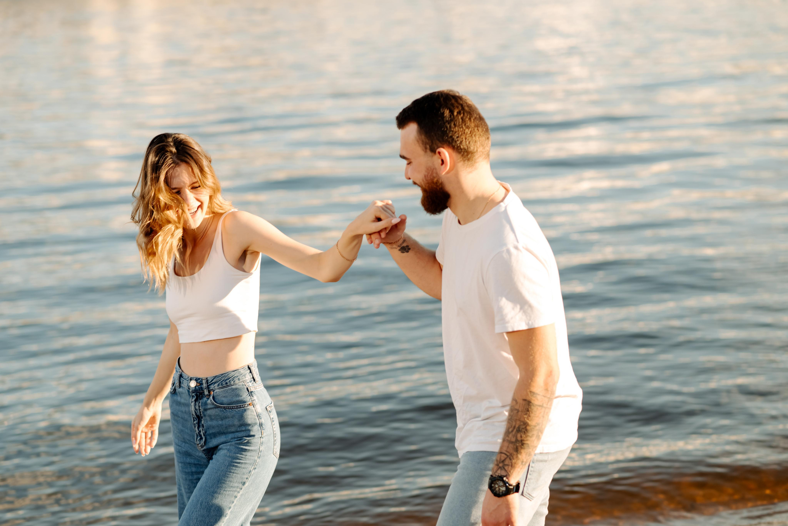 Прогулка по берегу. Свадебный и сеейный фотограф в Санкт-Петербурге Елена Худякова